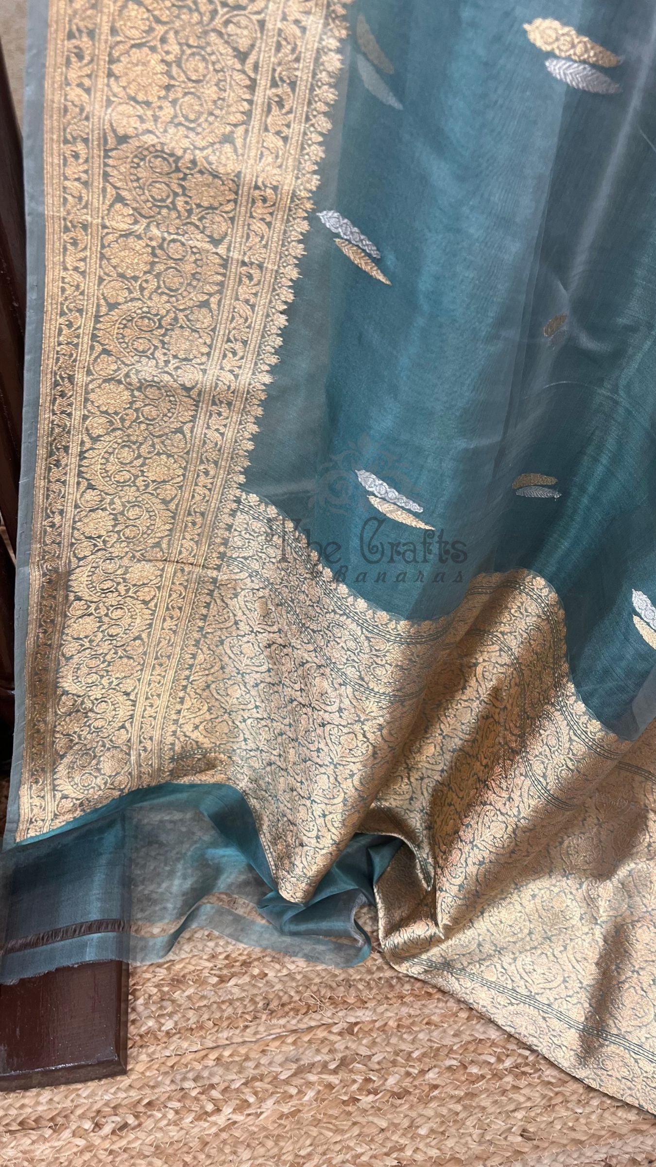 Pure Kora Tissue Silk Handloom Banarasi Saree - With Kadhua motifs