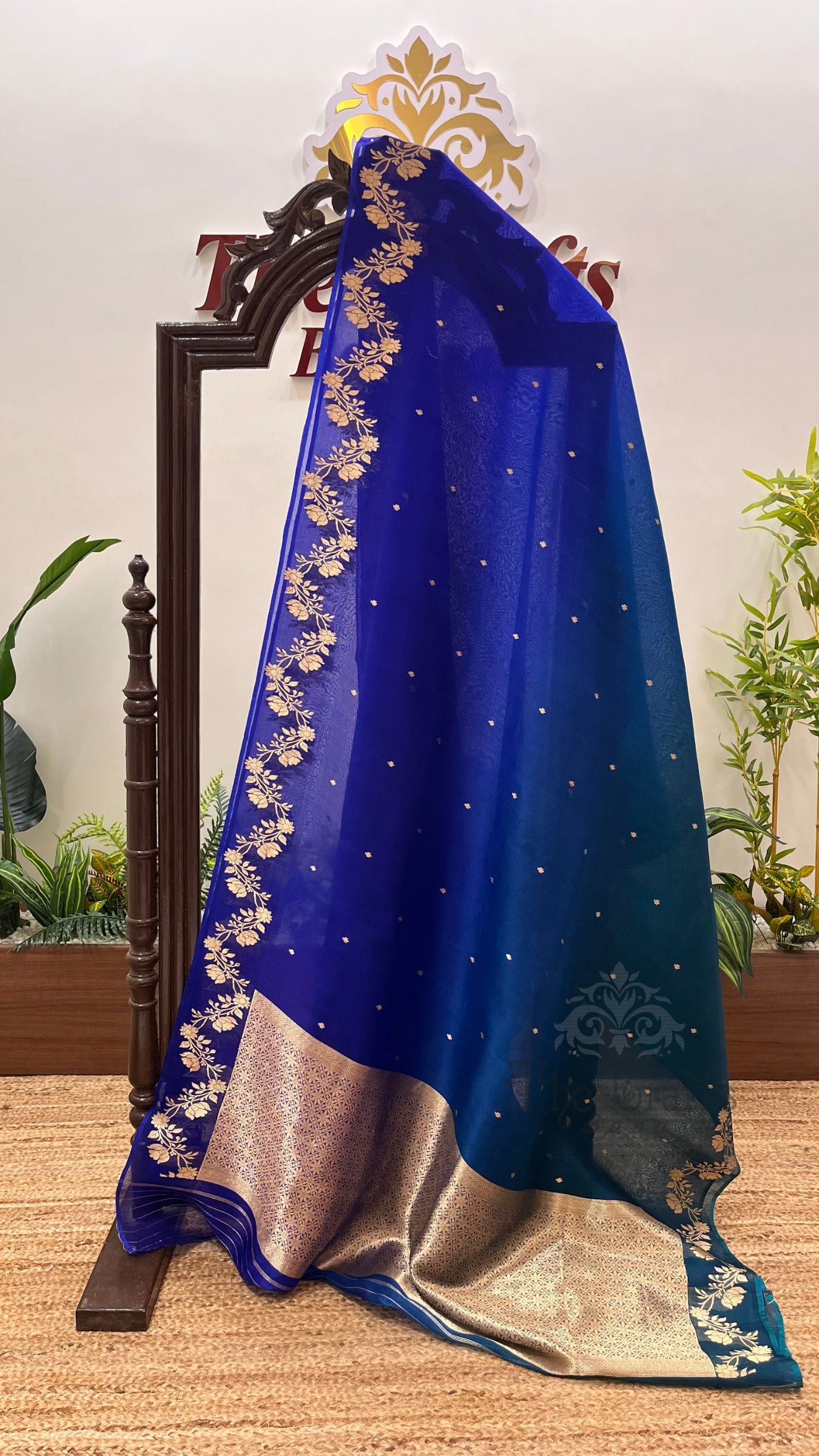 Pure Kora Silk Handloom Banarasi Saree - With Kadhua motifs