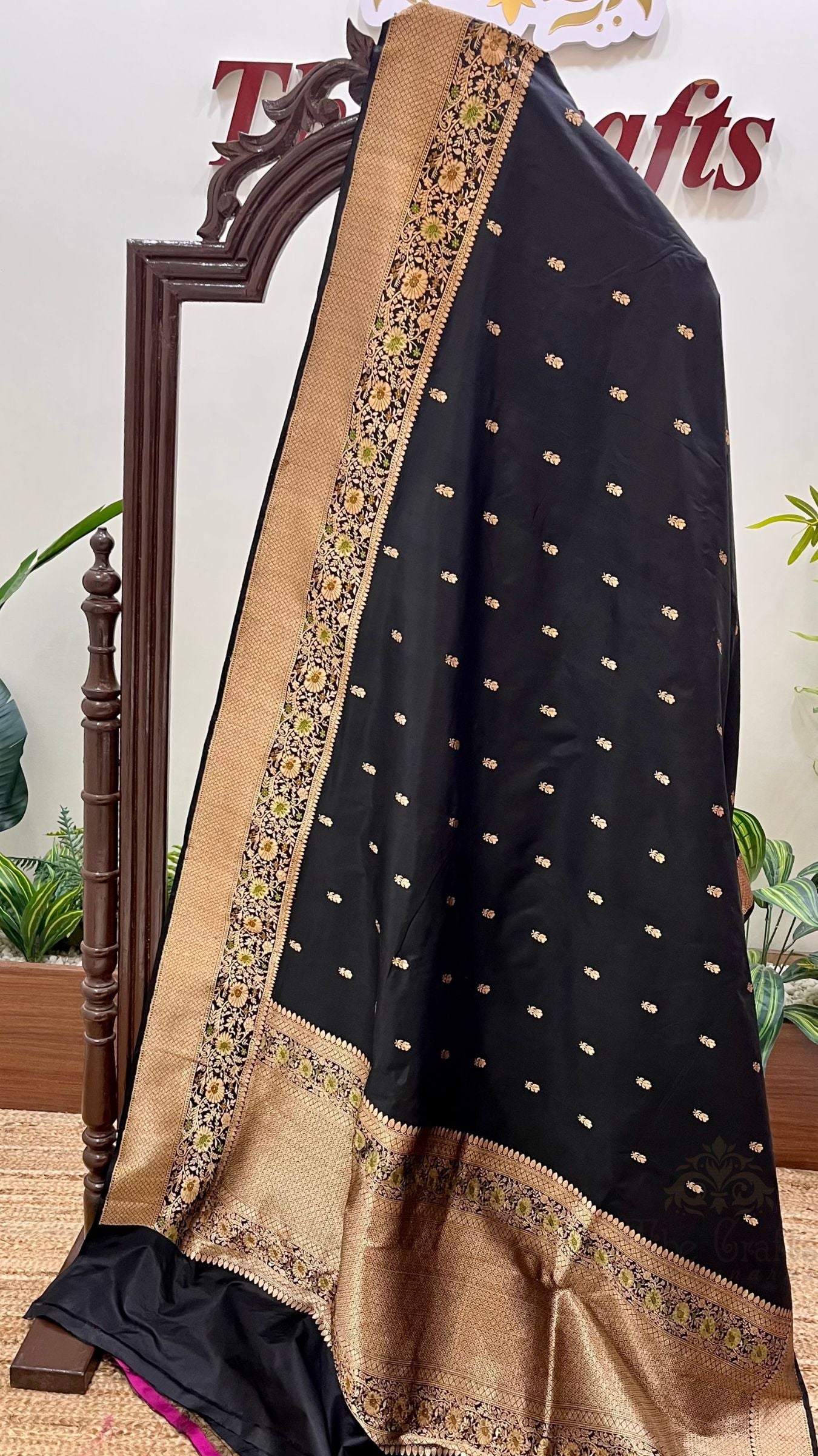 Pure Katan Silk Handloom Banarasi Saree - with kadhua motifs