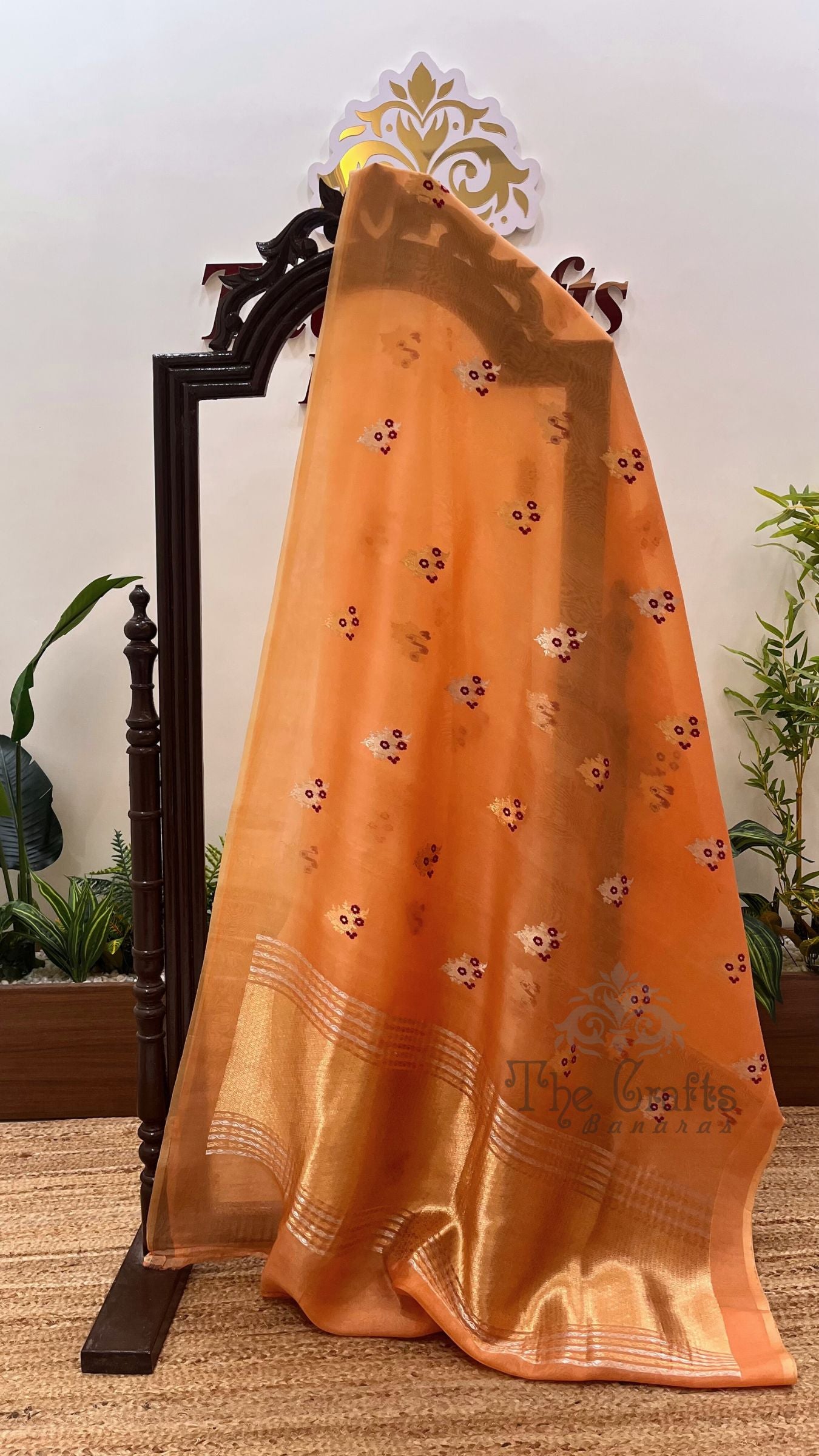 Pure Kora Silk Handloom Banarasi Saree - With Kadhua motifs