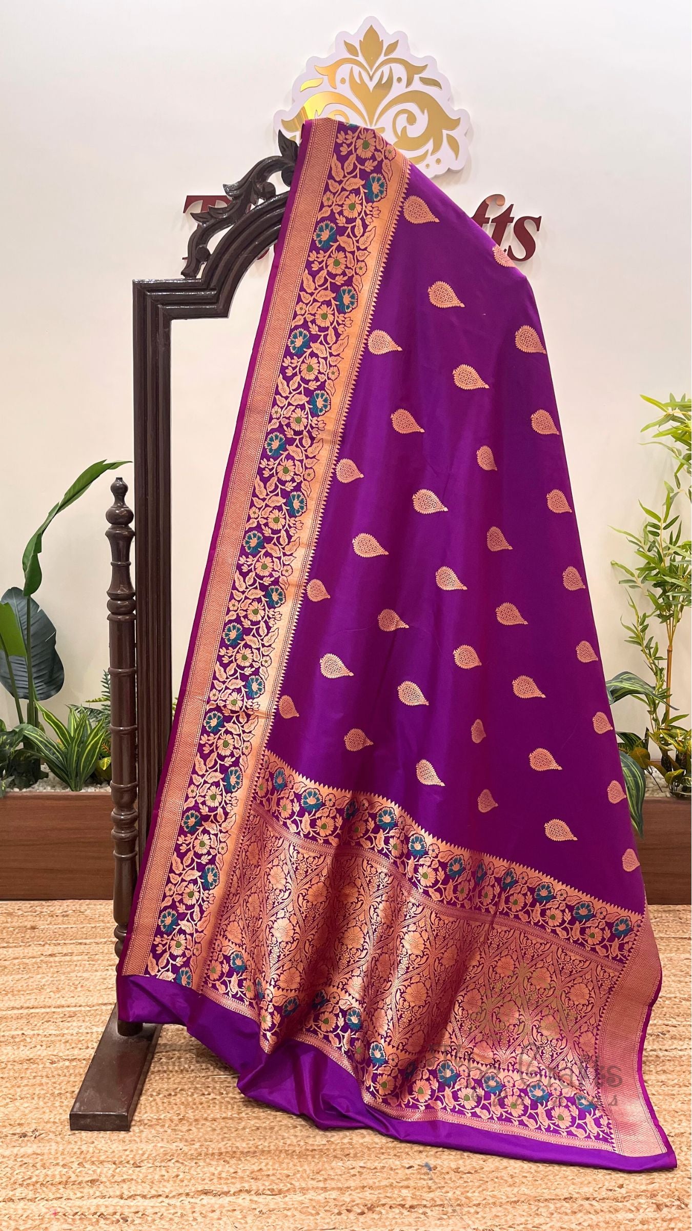 Pure Katan Silk Handloom Banarasi Saree - with kadhua motifs