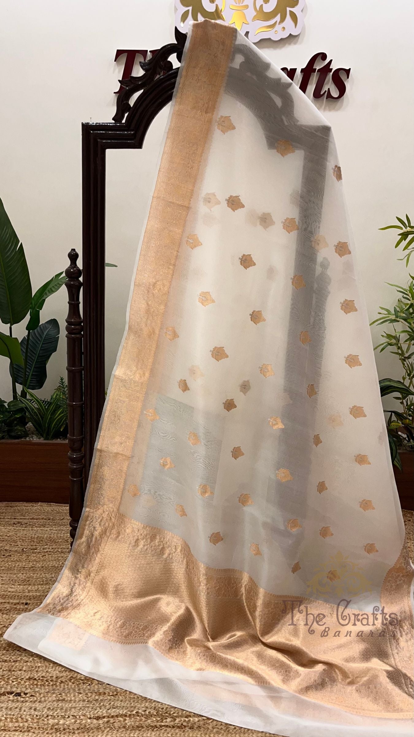 Pure Kora Silk Handloom Banarasi Saree - With Kadhua motifs
