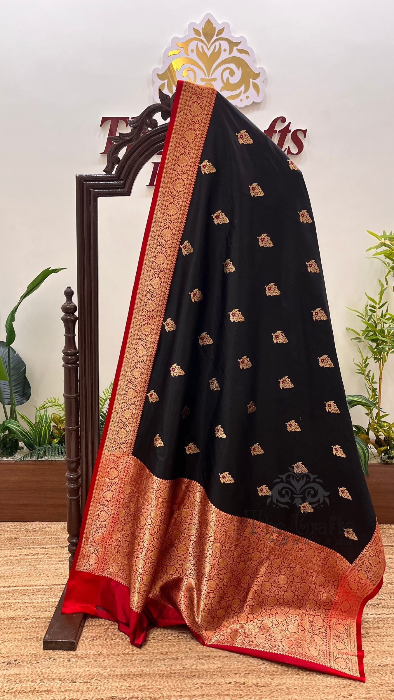 Pure Katan Silk Handloom Banarasi Saree - with kadhua motifs