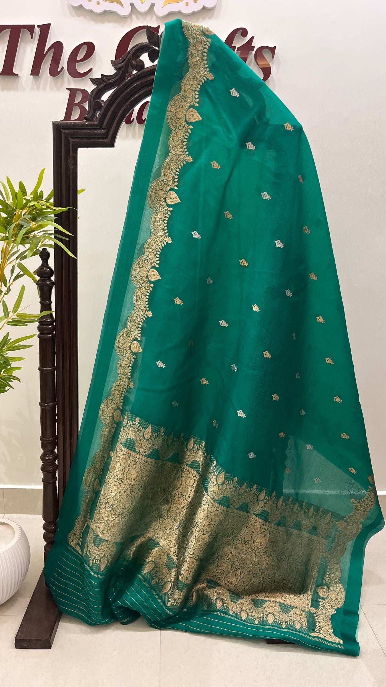 Pure Kora Silk Handloom Banarasi Saree - With Kadhua motifs