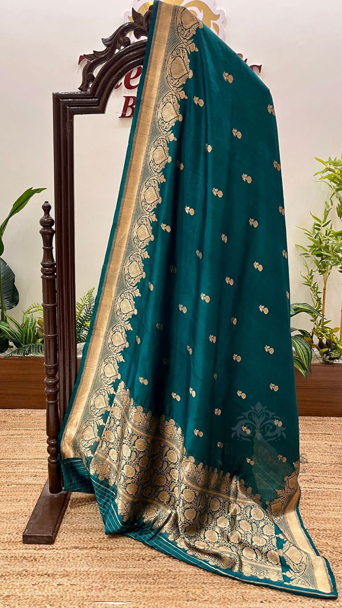 Pure Katan Silk Handloom Banarasi Saree - with kadhua motifs