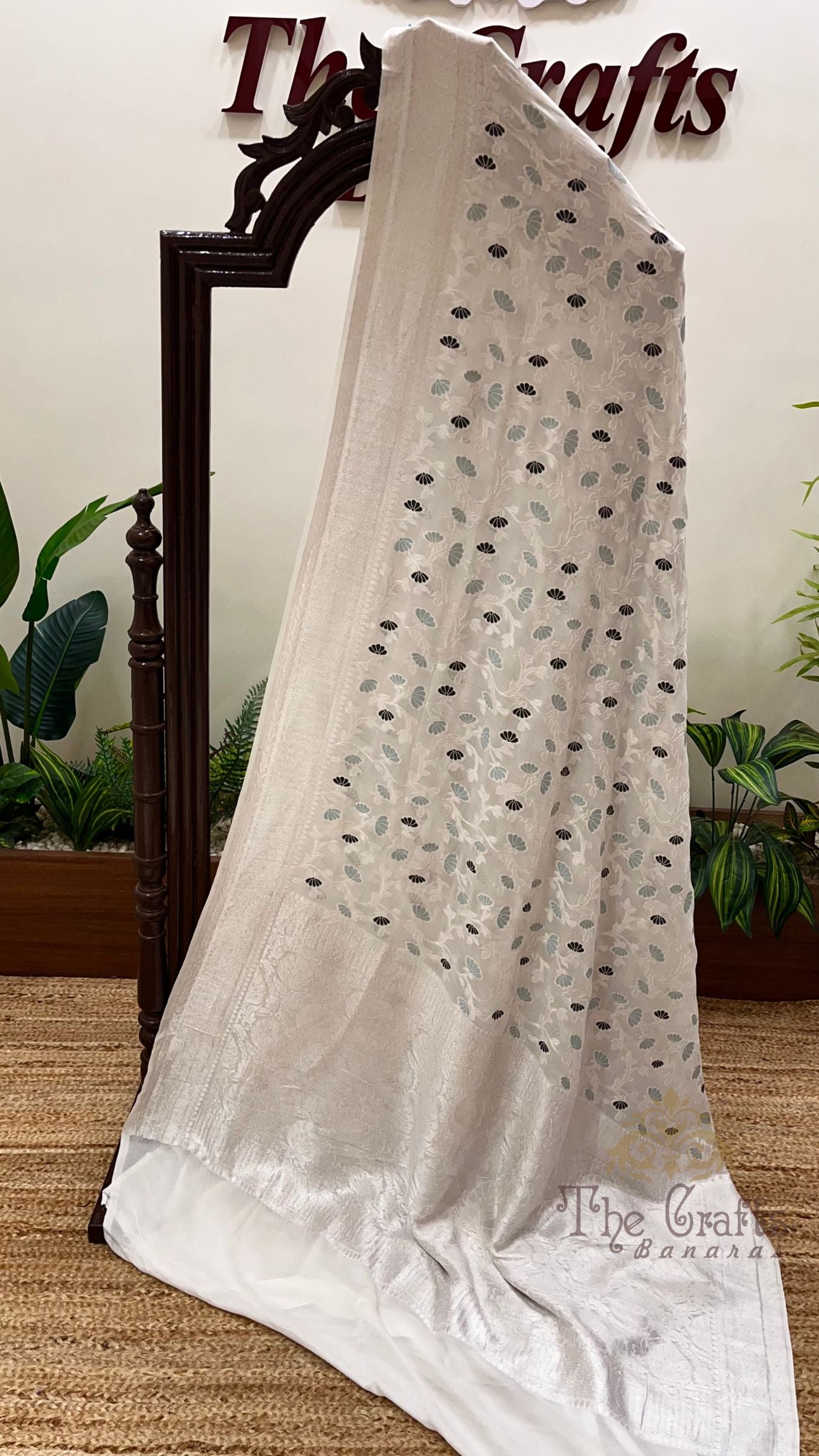 Khaddi Georgette Handloom Banarasi Saree - Jaal with Meenakari