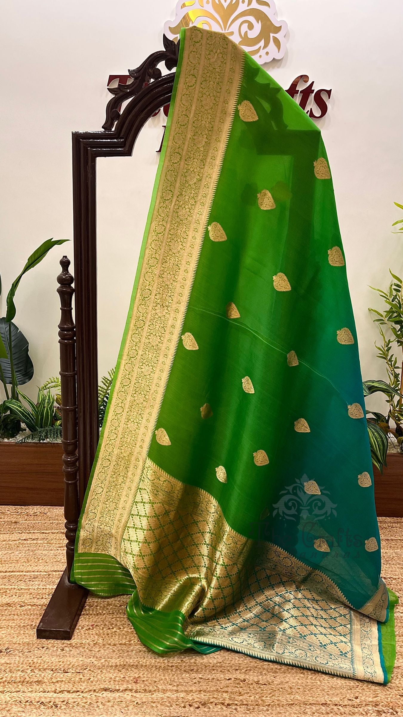 Pure Kora Silk Handloom Banarasi Saree - With Kadhua motifs