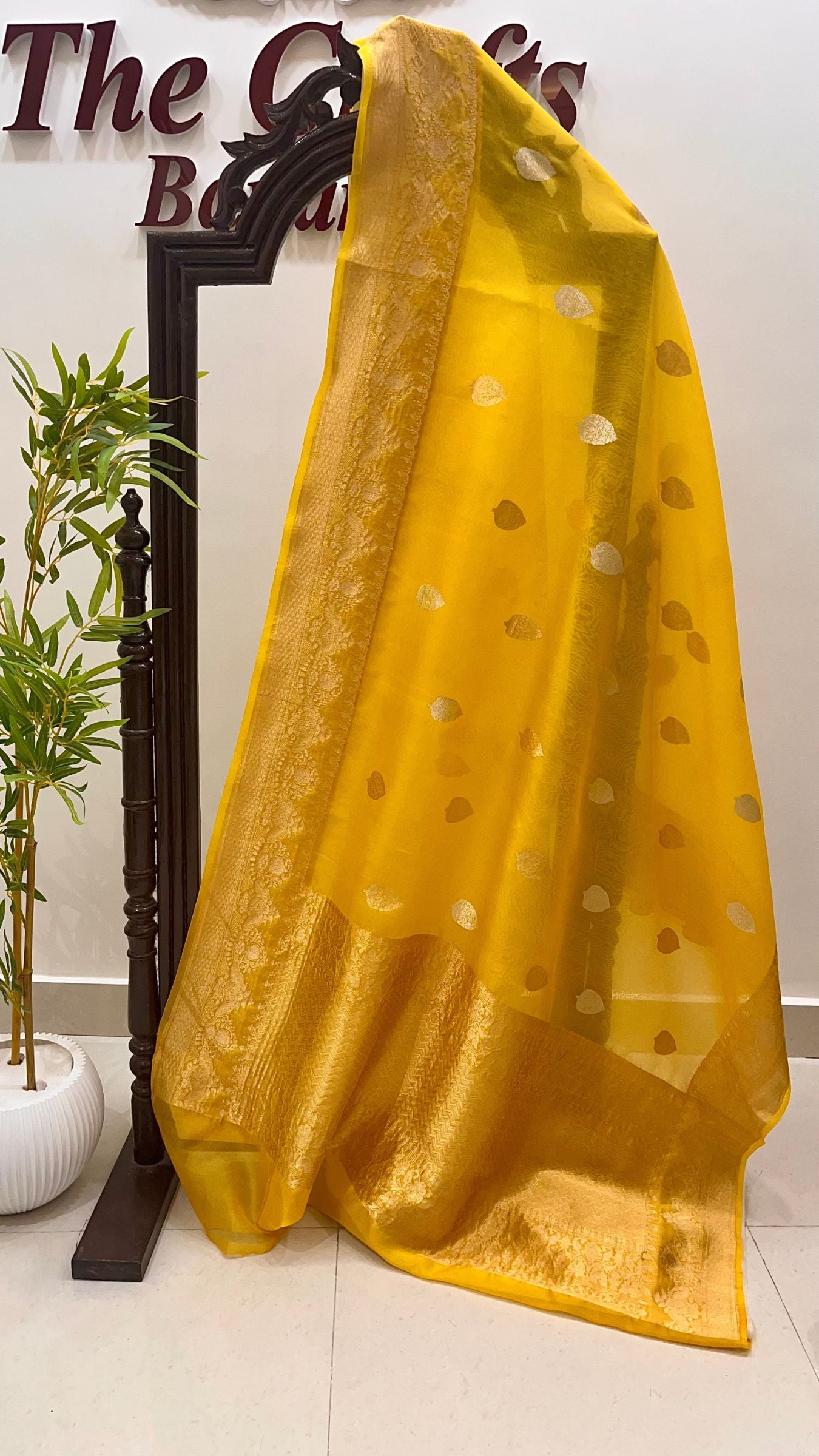 Pure Kora Silk Handloom Banarasi Saree - With Kadhua motifs