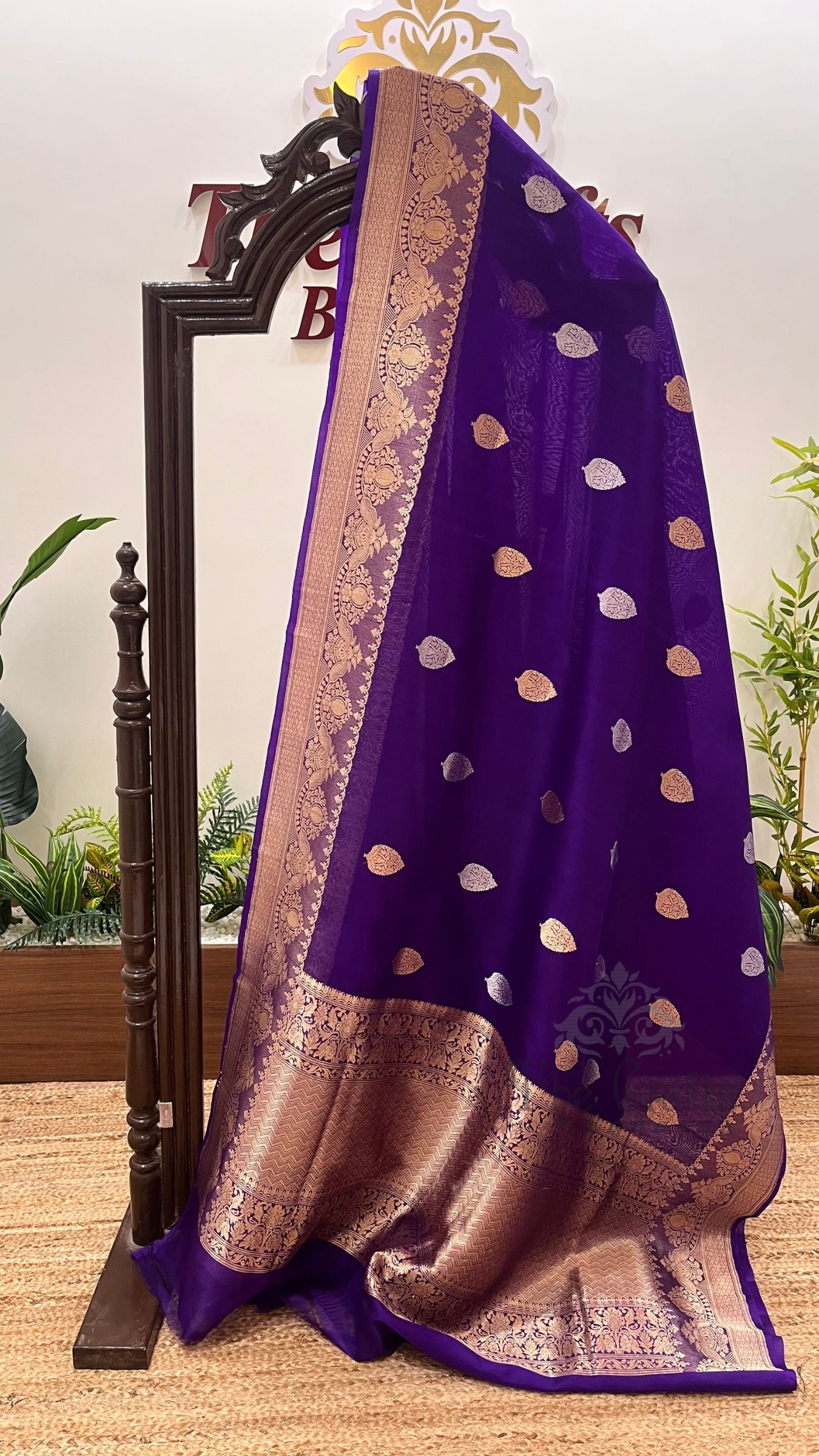 Pure Kora Silk Handloom Banarasi Saree - With Kadhua motifs