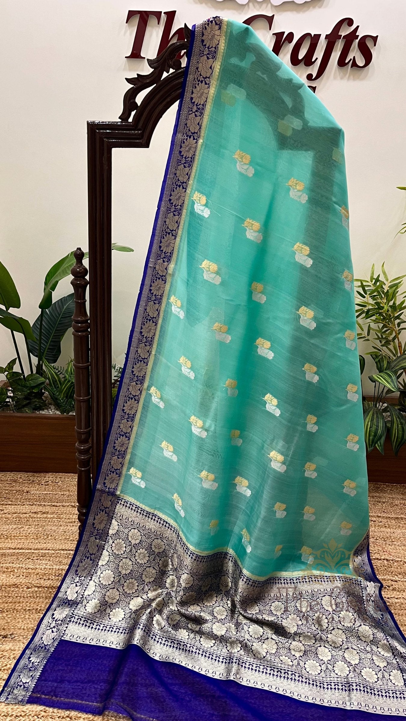 Pure Kora Silk Handloom Banarasi Saree - With Kadhua motifs