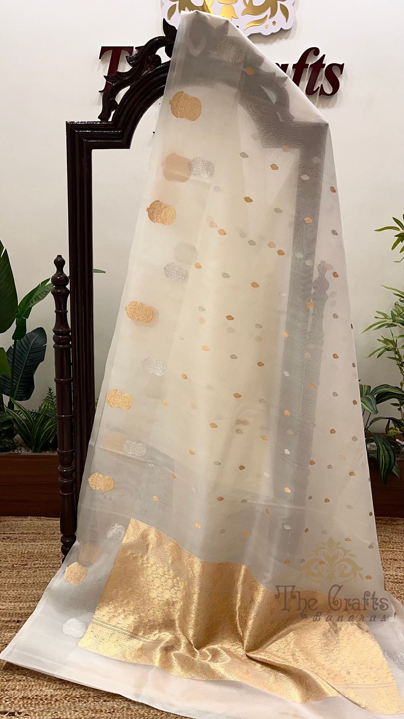Pure Kora Silk Handloom Banarasi Saree - With Kadhua motifs
