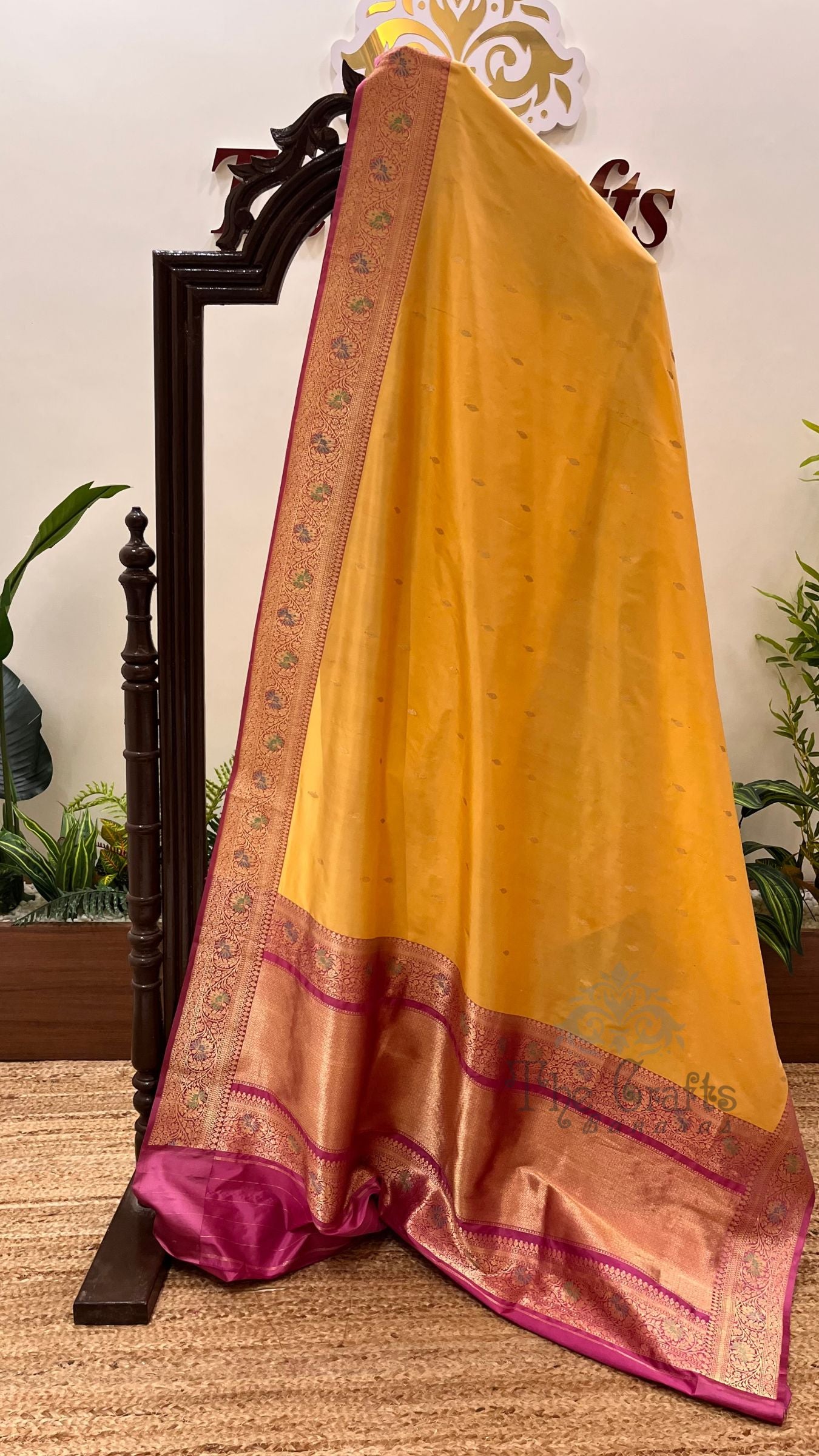 Pure Katan Silk Handloom Banarasi Saree - with kadhua motifs