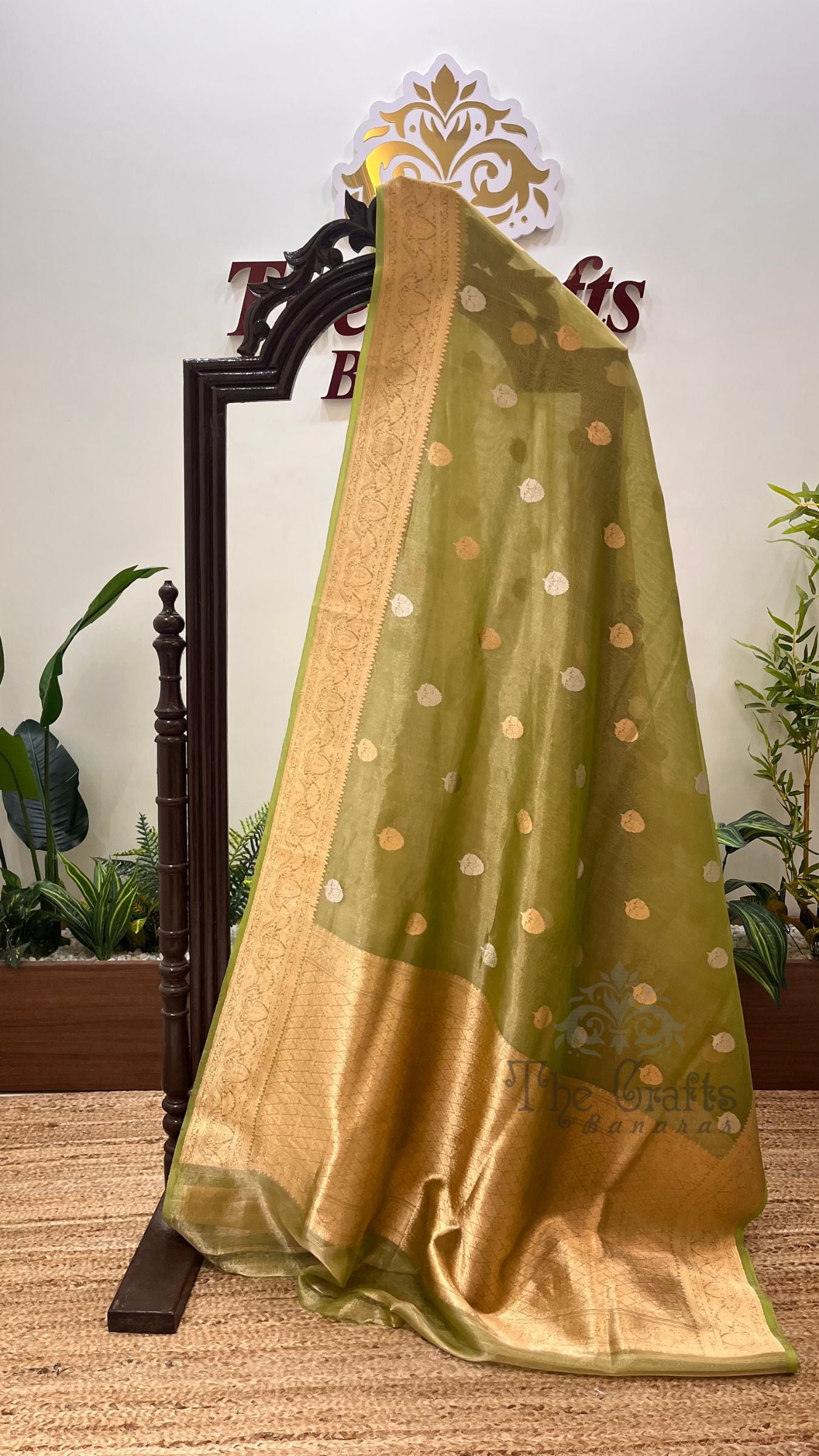Pure Tissue Silk Handloom Banarasi Saree - with kadhua motifs