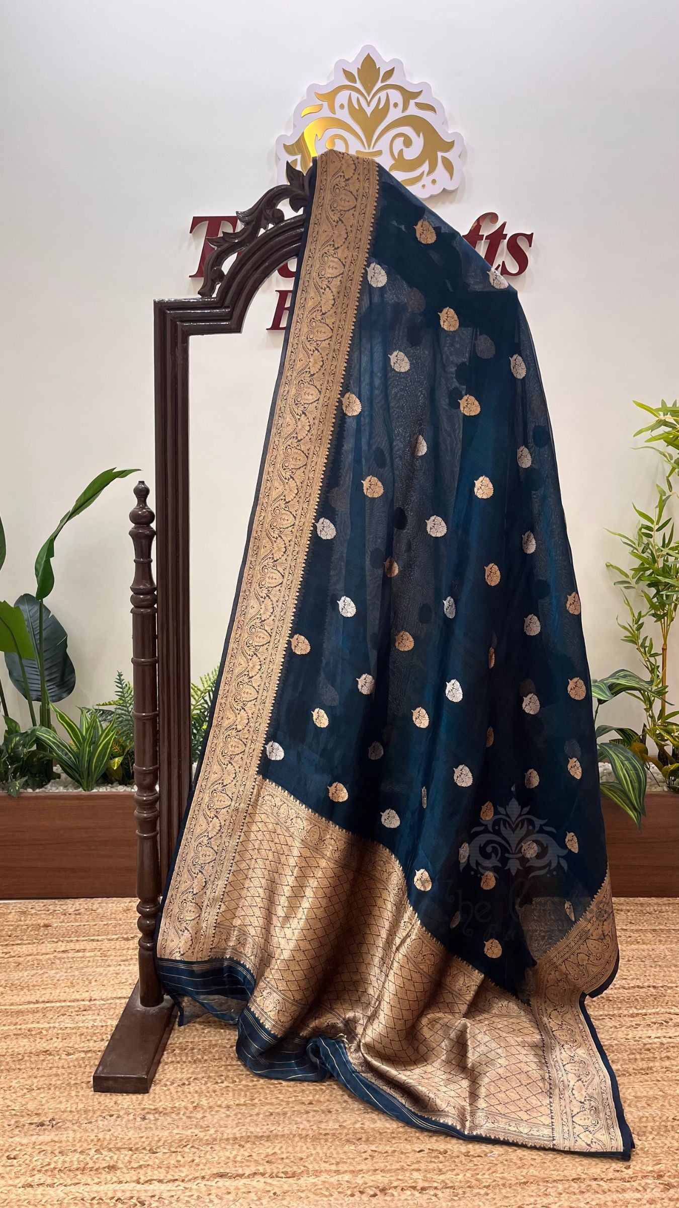 Pure Tissue Silk Handloom Banarasi Saree - with kadhua motifs