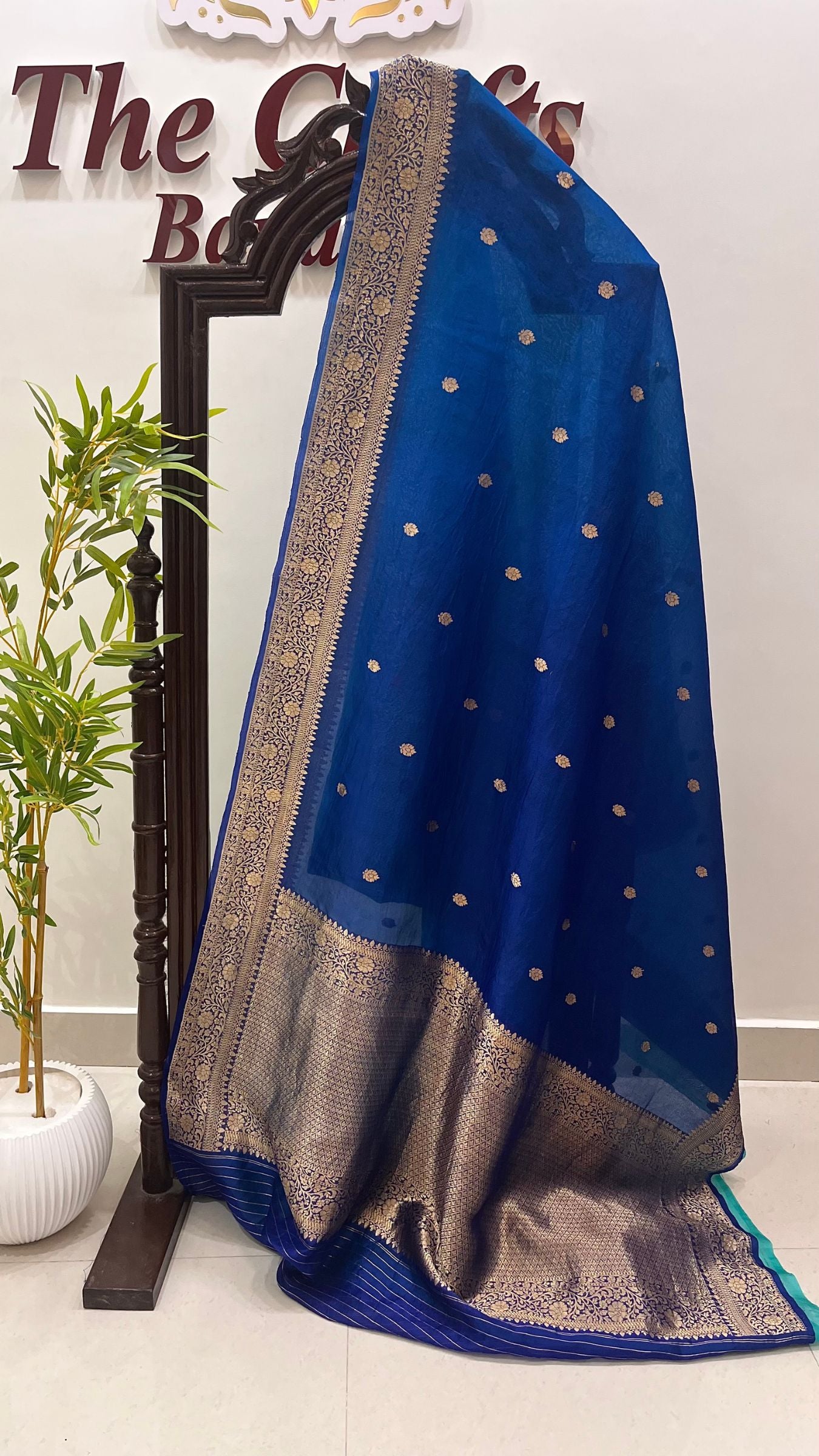 Pure Kora Silk Handloom Banarasi Saree - With Kadhua motifs