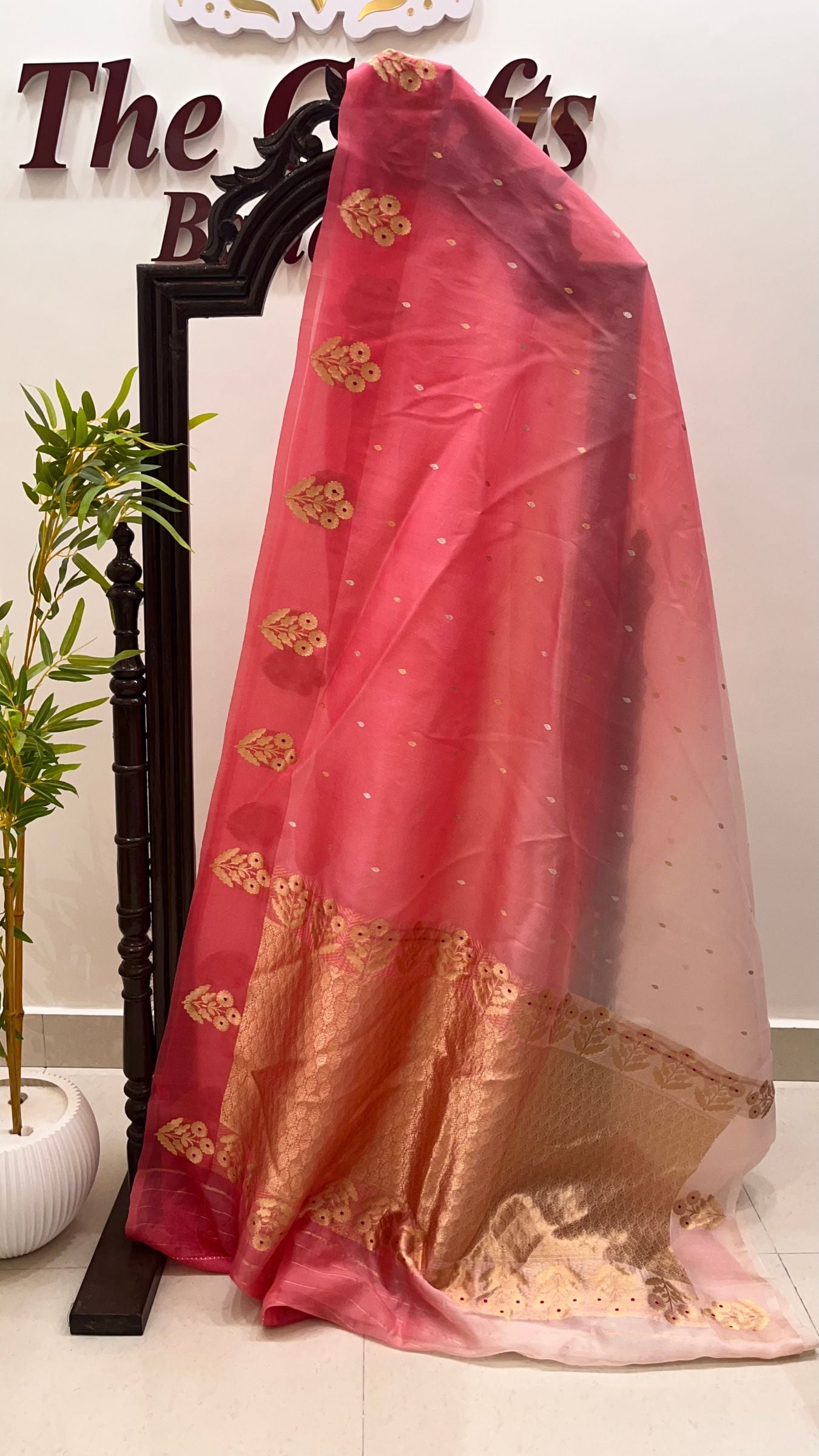Pure Kora Silk Handloom Banarasi Saree - With Kadhua motifs