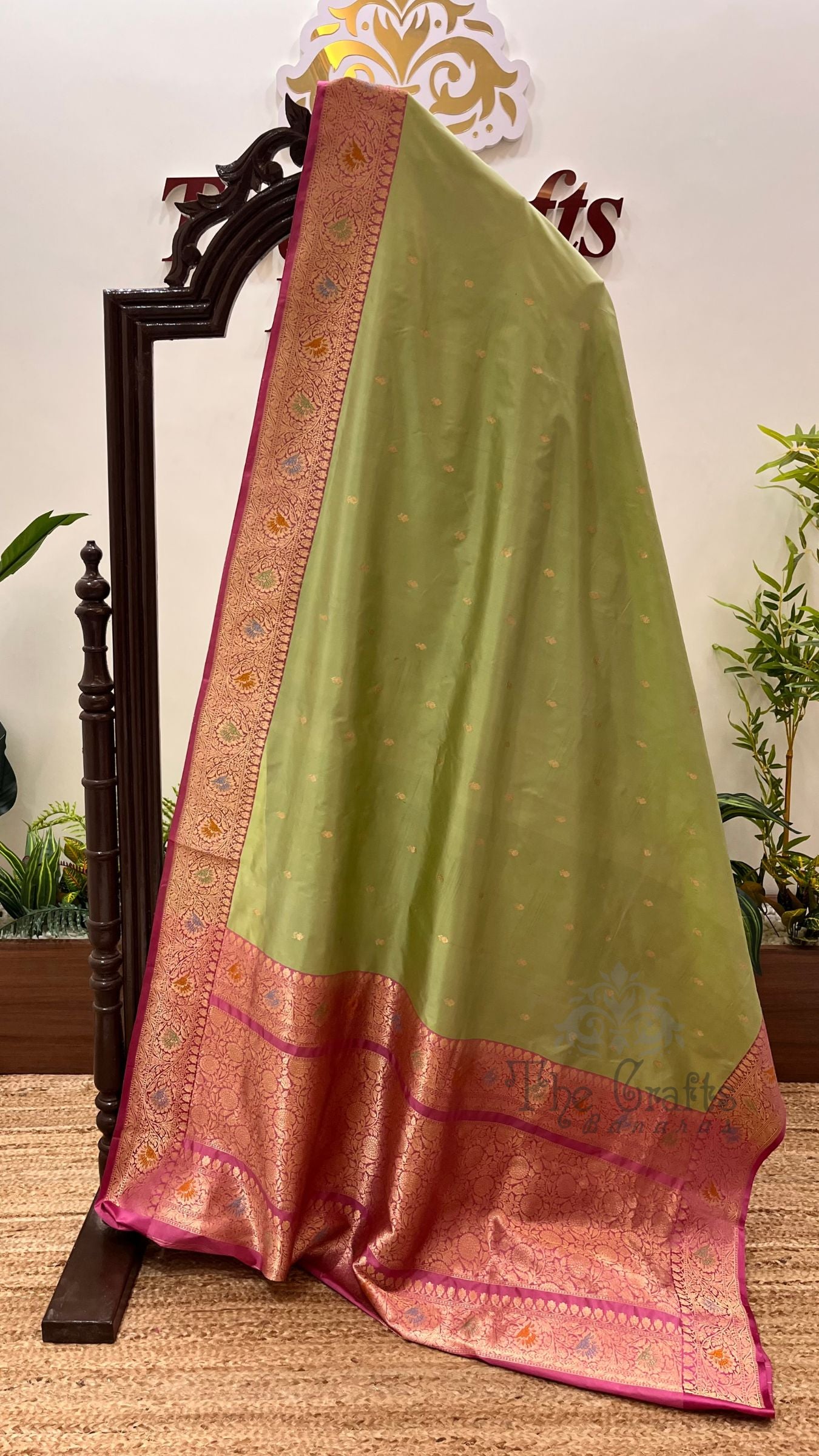 Pure Katan Silk Handloom Banarasi Saree - with kadhua motifs