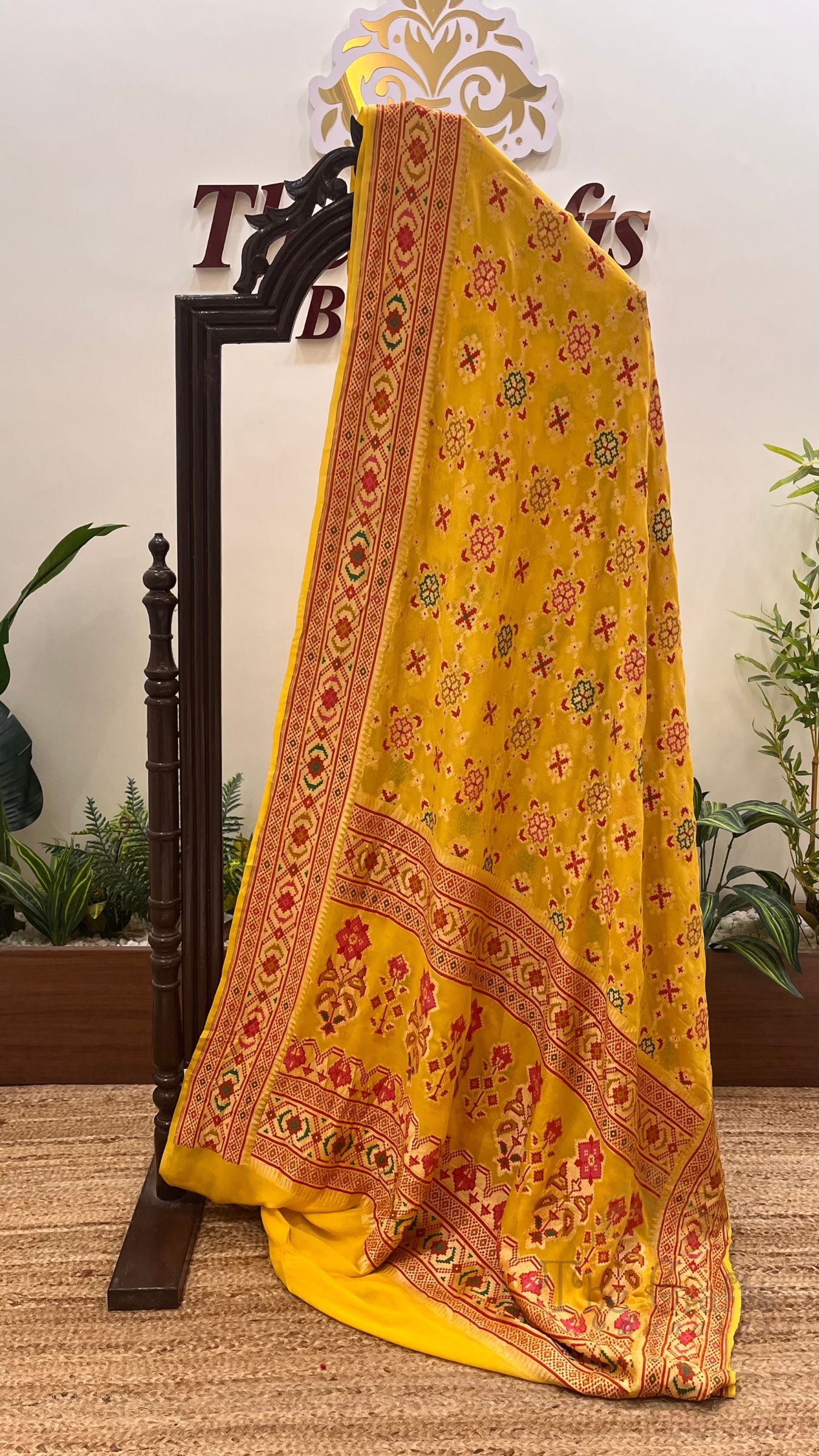 Pure Georgette Handloom Banarasi Saree - Gold zari with meenakari