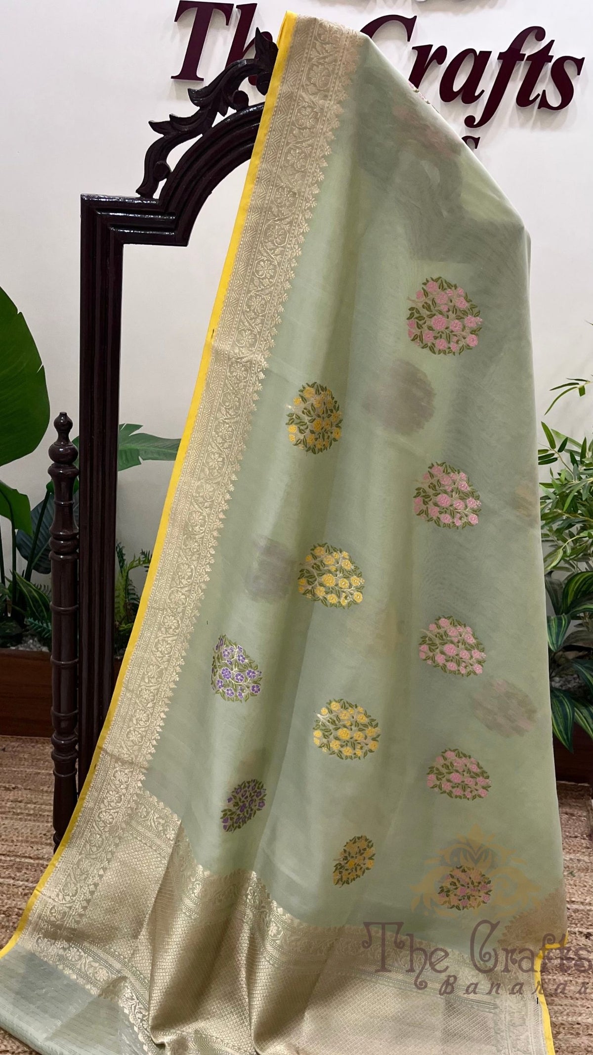 Pure Kora Silk Handloom Banarasi Saree - Kadhua Meenakari Guldasta Bootis with Gold Pallu
