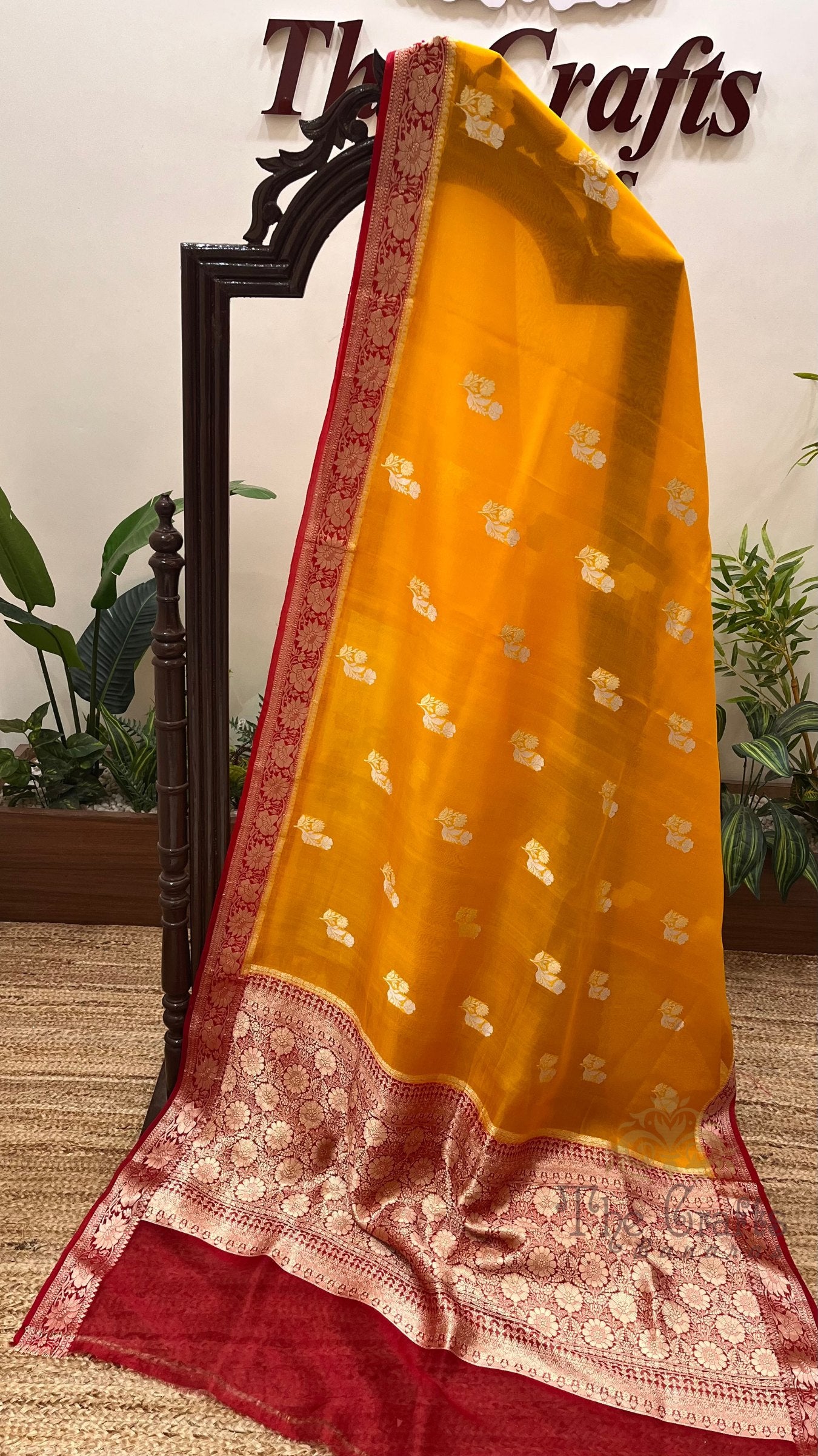 Pure Kora Silk Handloom Banarasi Saree - With Kadhua motifs