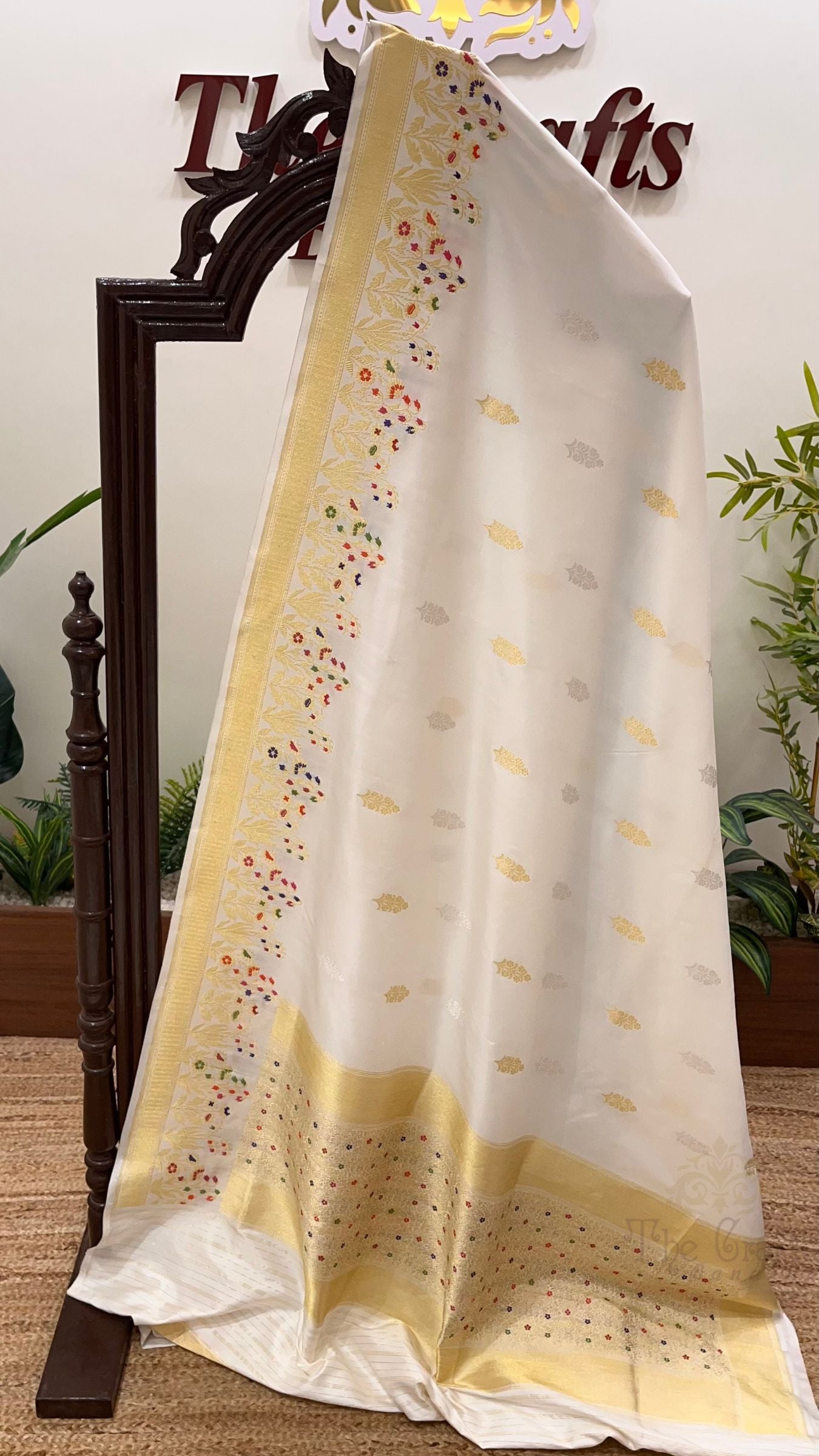 Pure Katan Silk Handloom Banarasi Saree - with kadhua sona rupa motifs