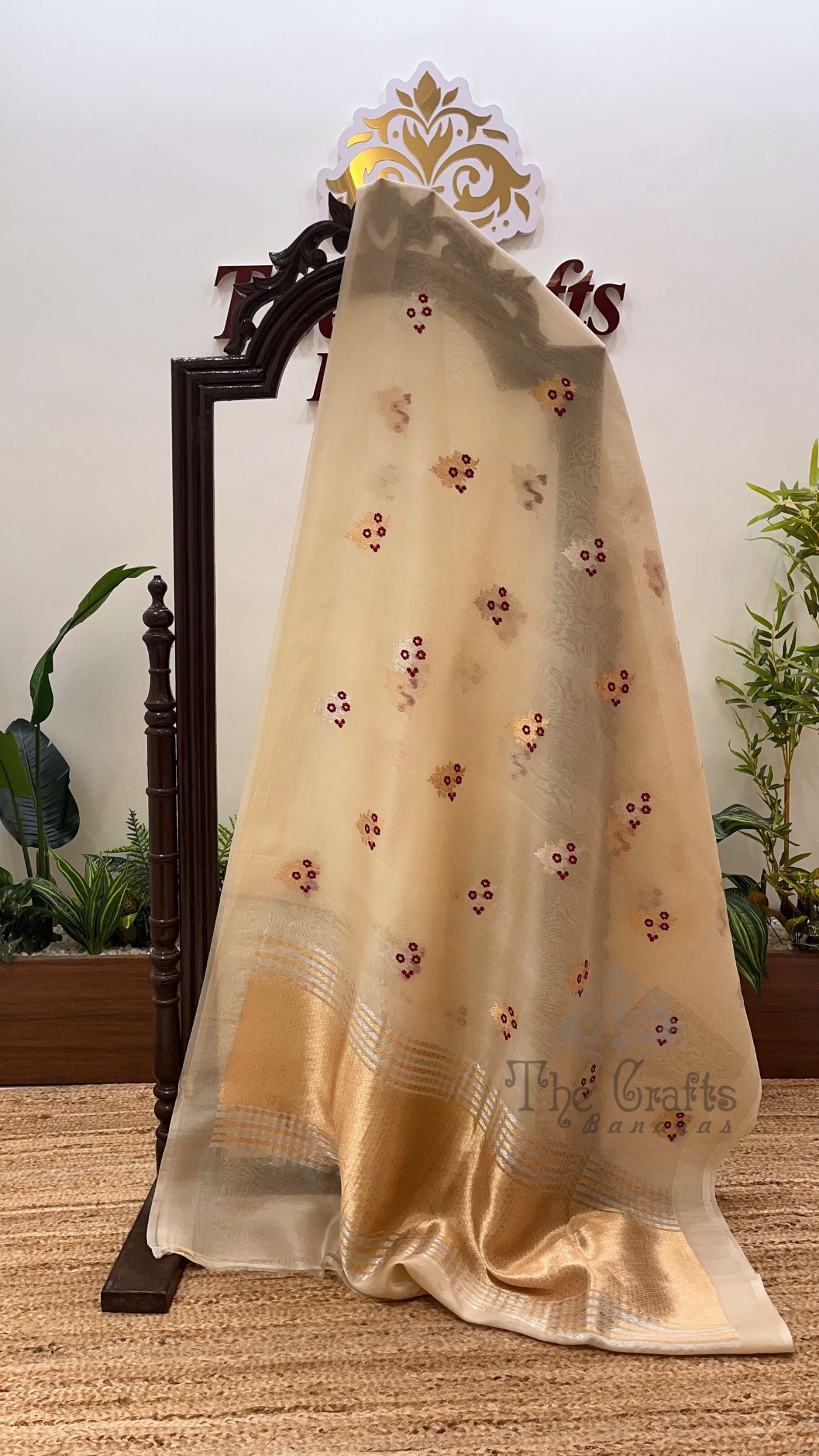 Pure Kora Silk Handloom Banarasi Saree - With Kadhua motifs