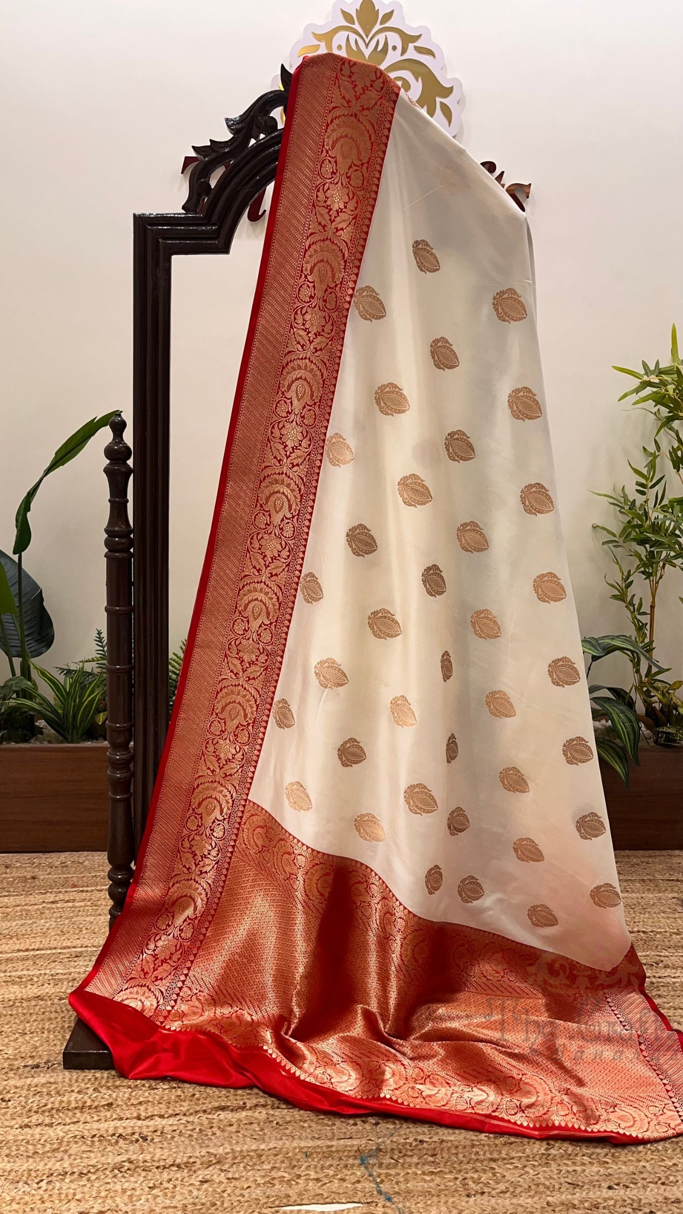 Pure Katan Silk Handloom Banarasi Saree - with kadhua motifs