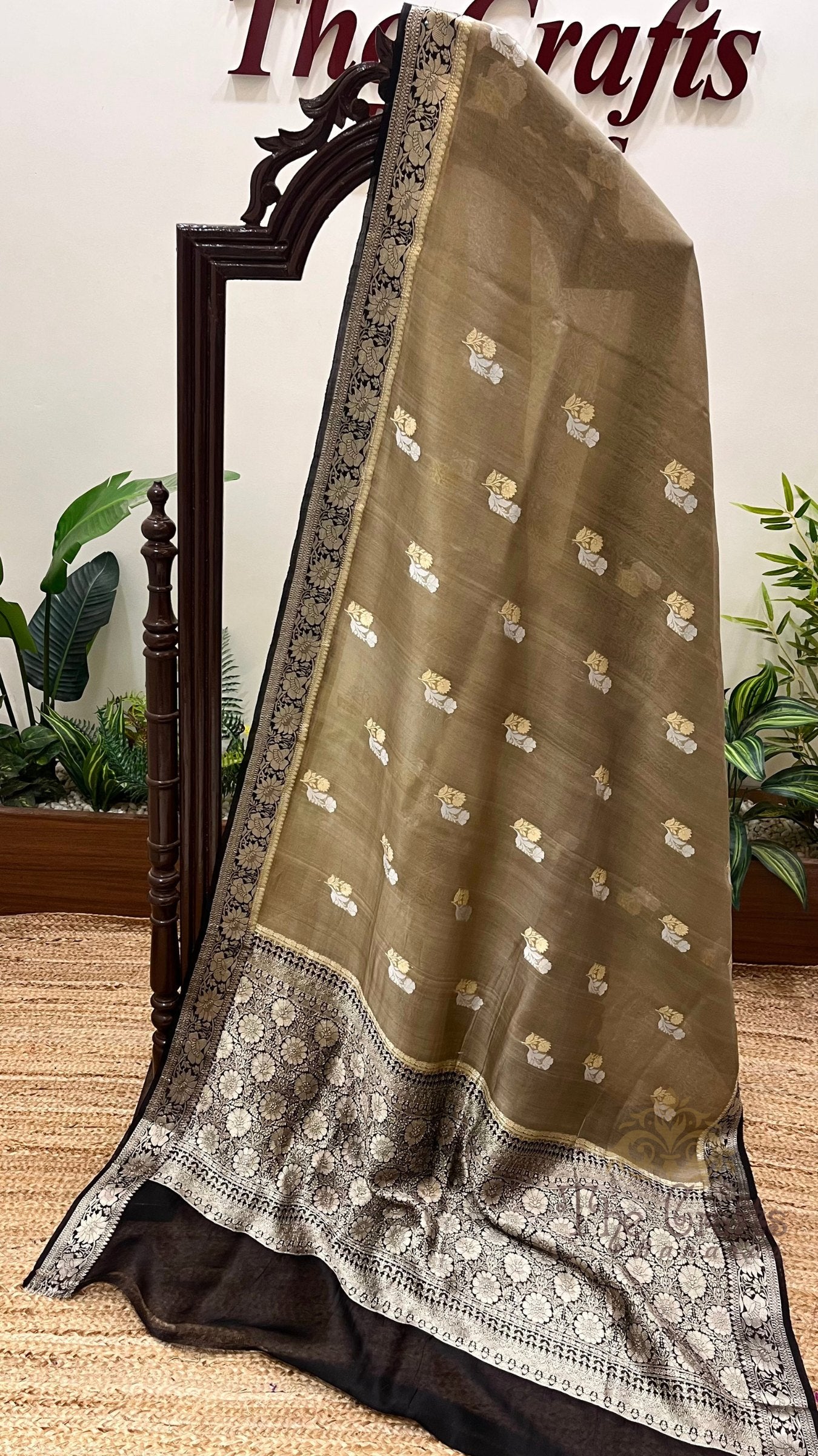 Pure Kora Silk Handloom Banarasi Saree - With Kadhua motifs