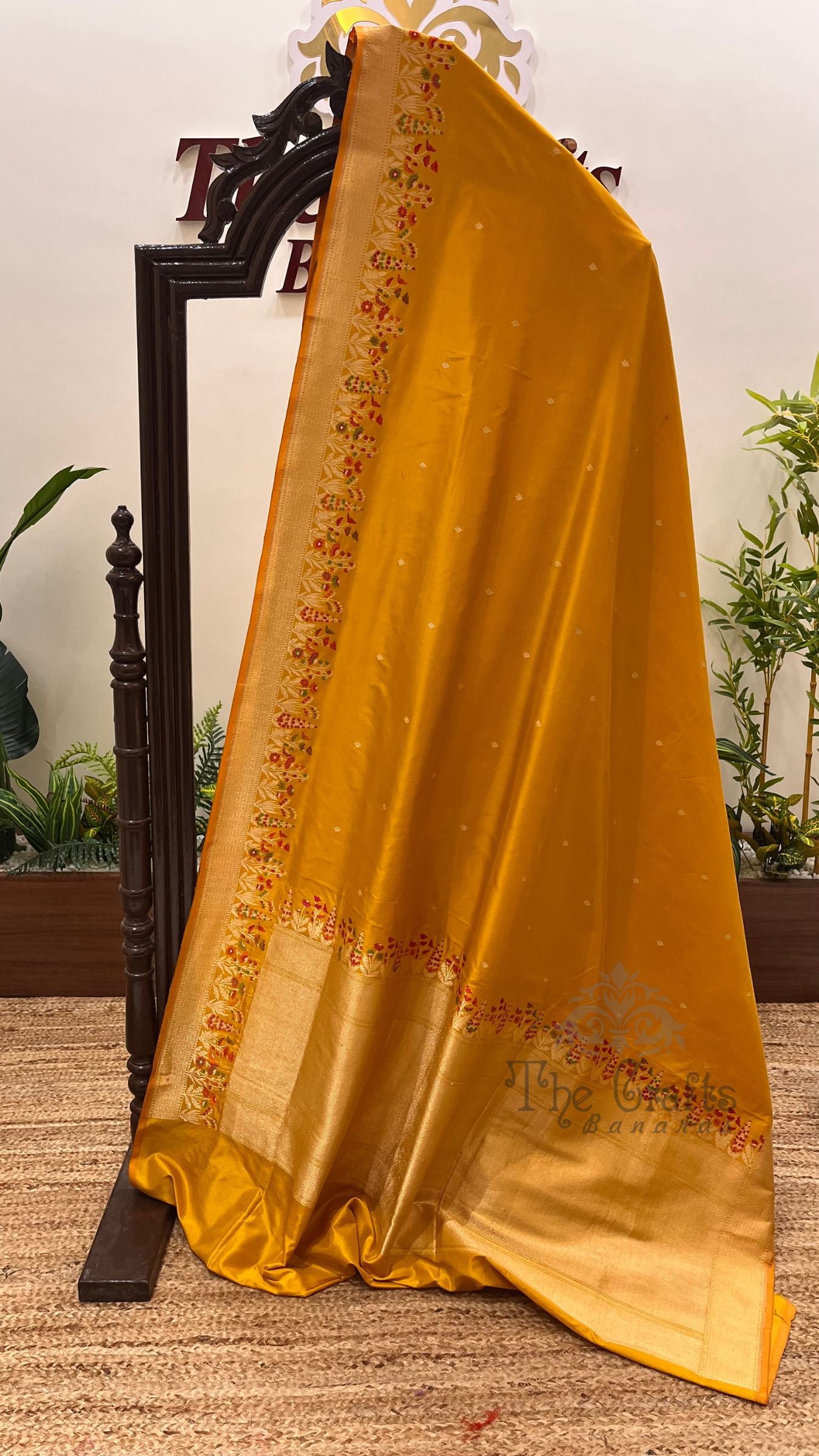 Pure Katan Silk Handloom Banarasi Saree - with kadhua meenakari motifs