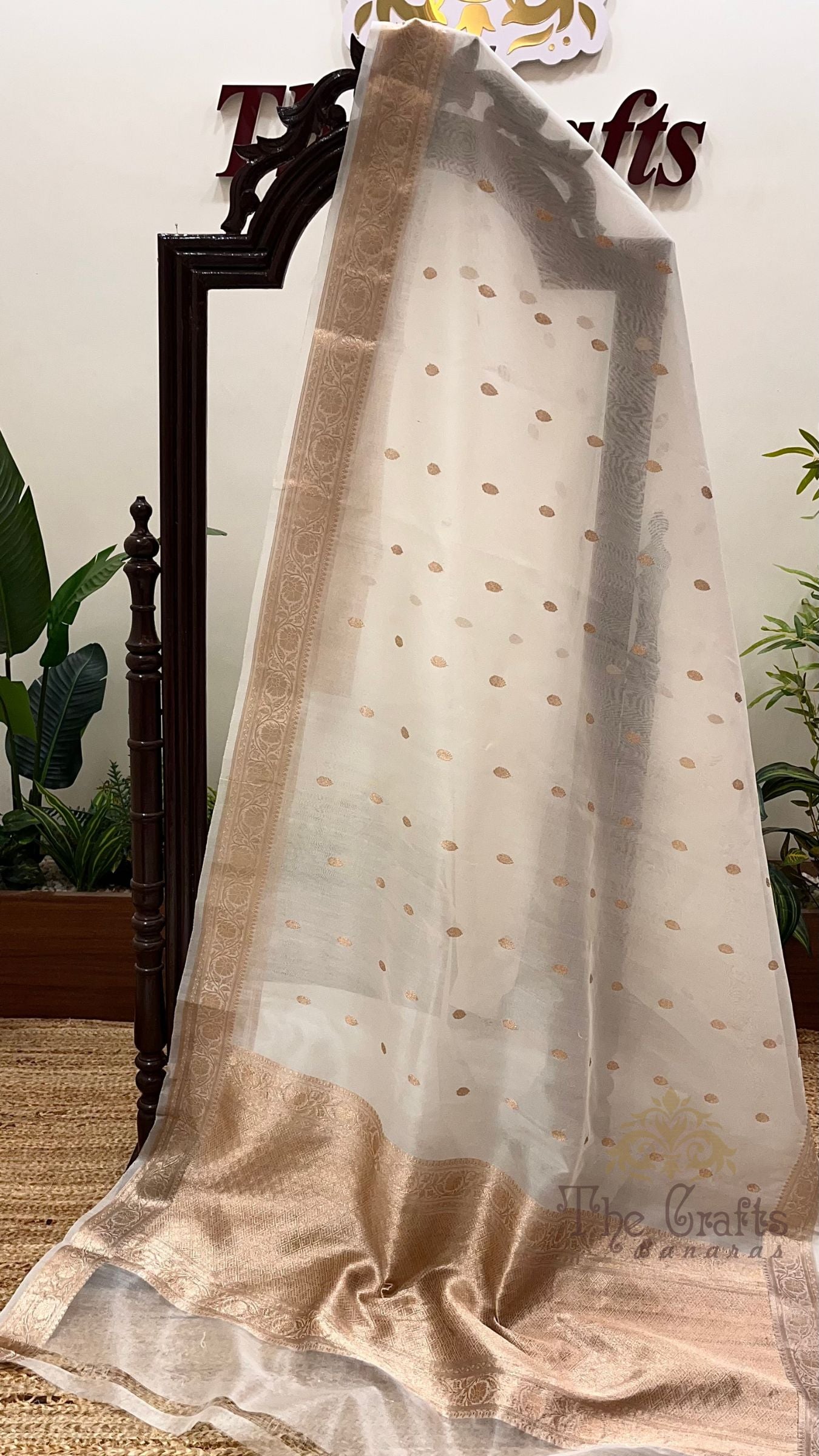 Pure Kora Silk Handloom Banarasi Saree - With Kadhua motifs