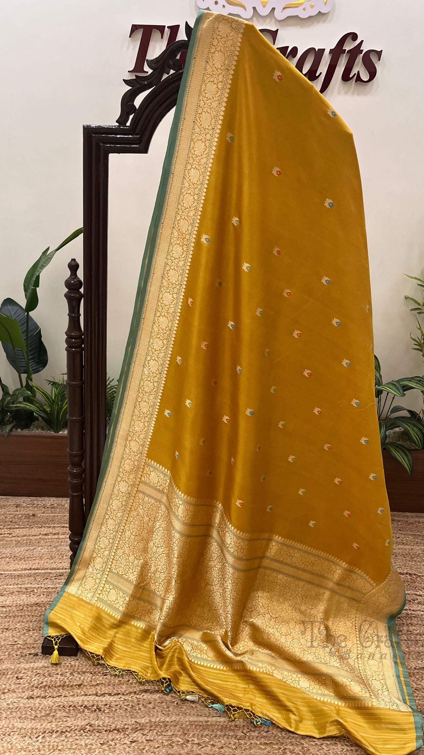 Pure Katan Silk Handloom Banarasi Saree - with kadhua motifs