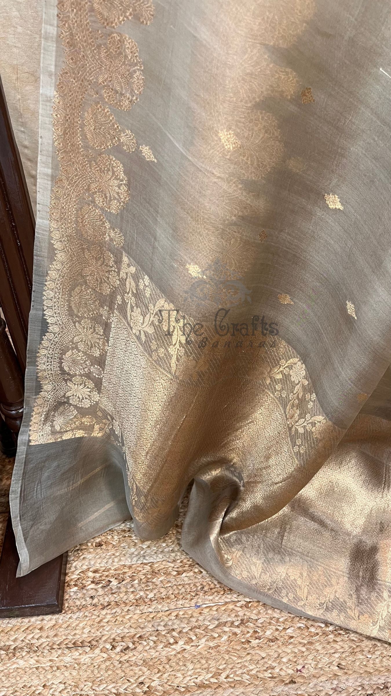 Pure Kora Silk Handloom Banarasi Saree - With Kadhua motifs