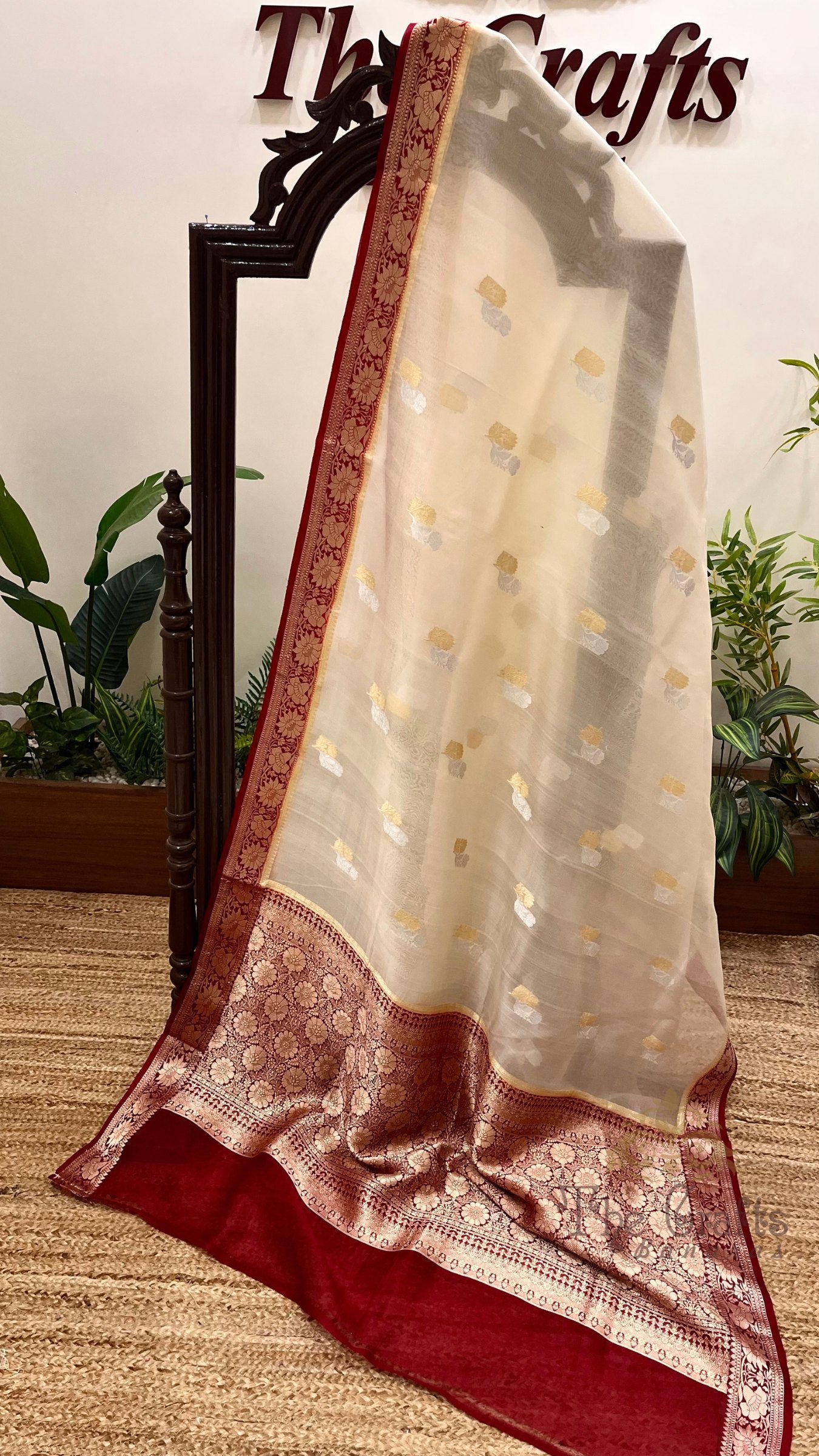 Pure Kora Silk Handloom Banarasi Saree - With Kadhua motifs