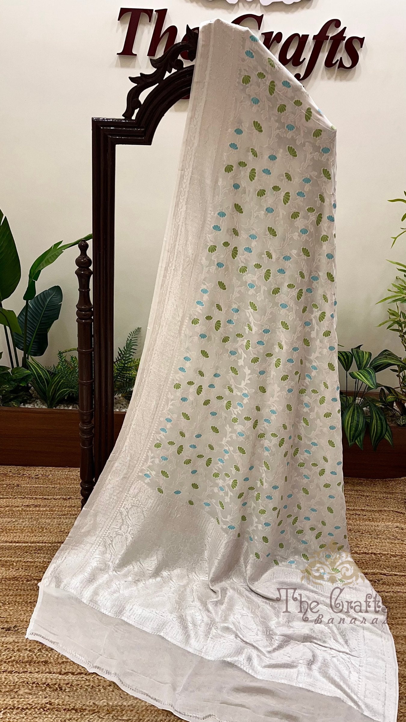 Khaddi Georgette Handloom Banarasi Saree - Jaal with Meenakari