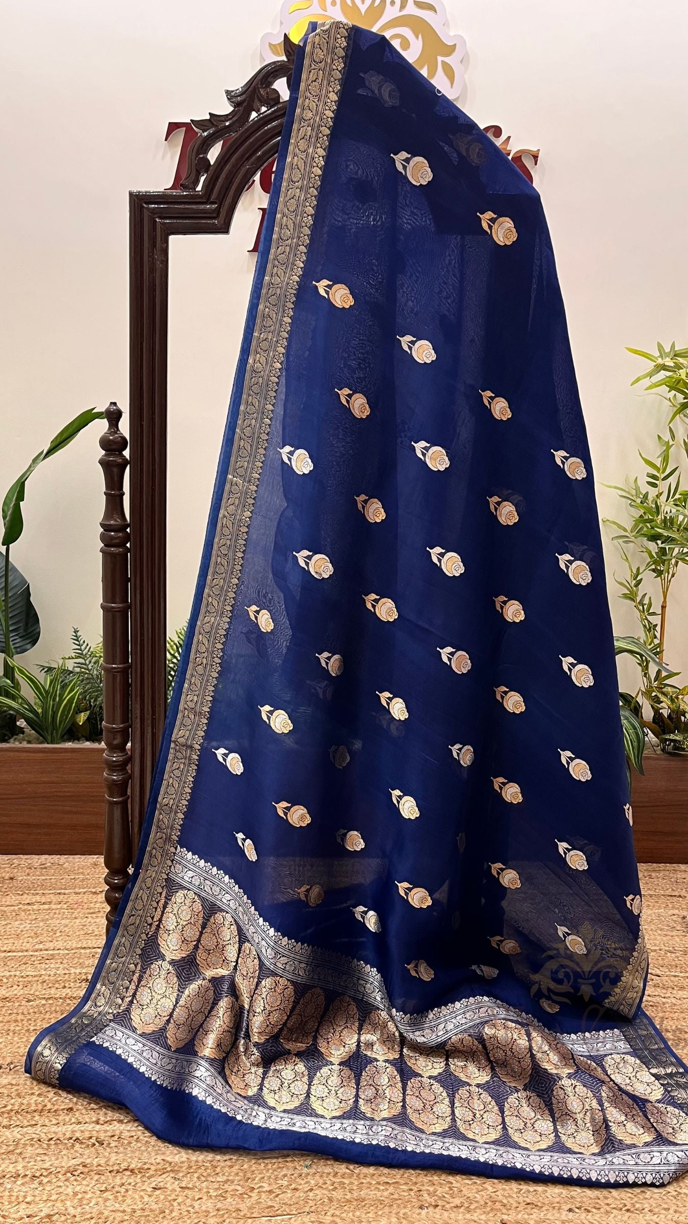 Pure Kora Silk Handloom Banarasi Saree - With Kadhua motifs