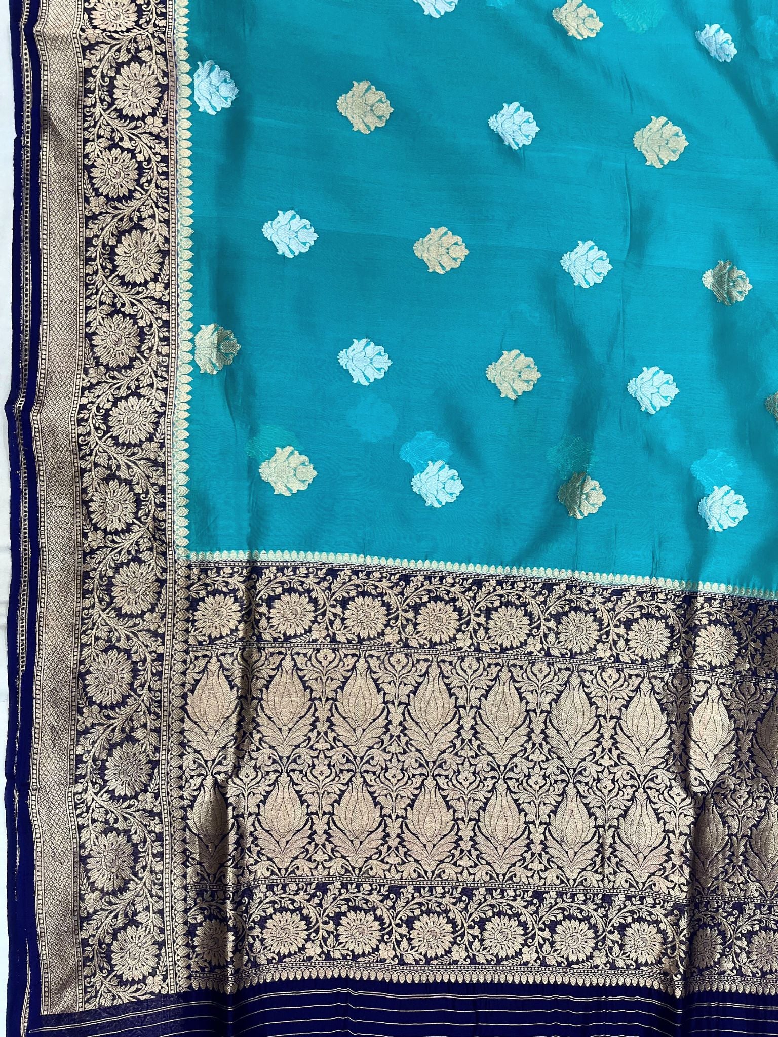 Pure Kora Silk Handloom Banarasi Saree - With Kadhua motifs