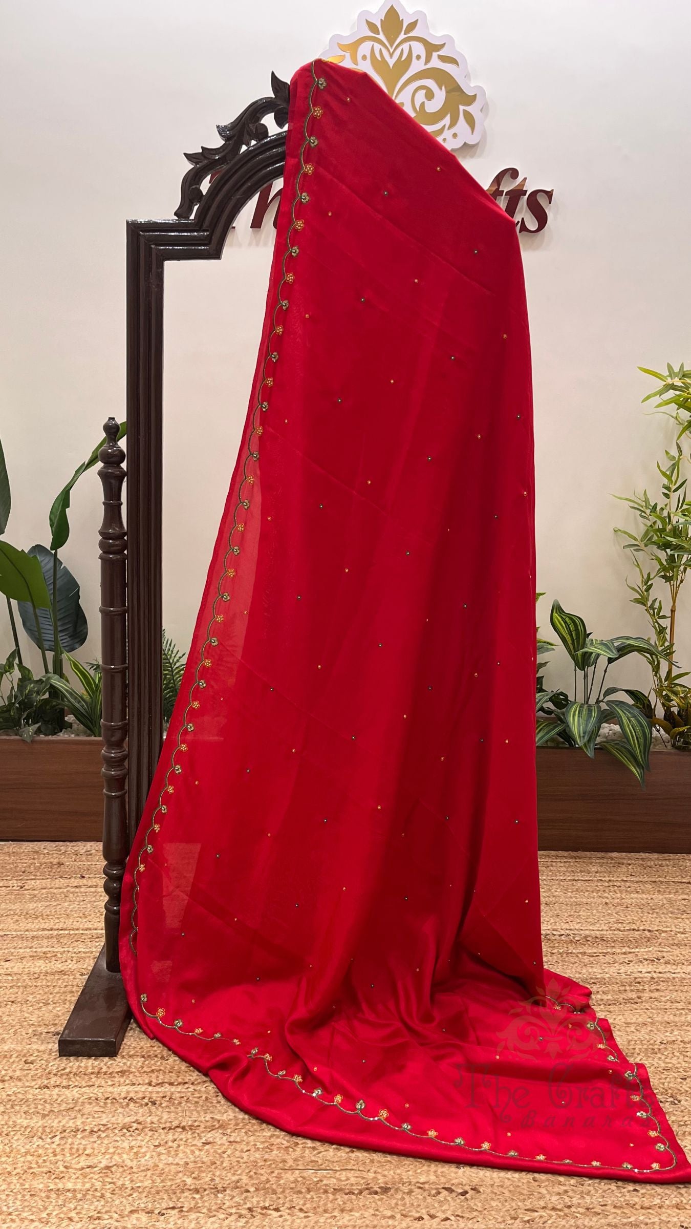 Pure Crepe Silk Handloom Banarasi Saree - handwork motifs