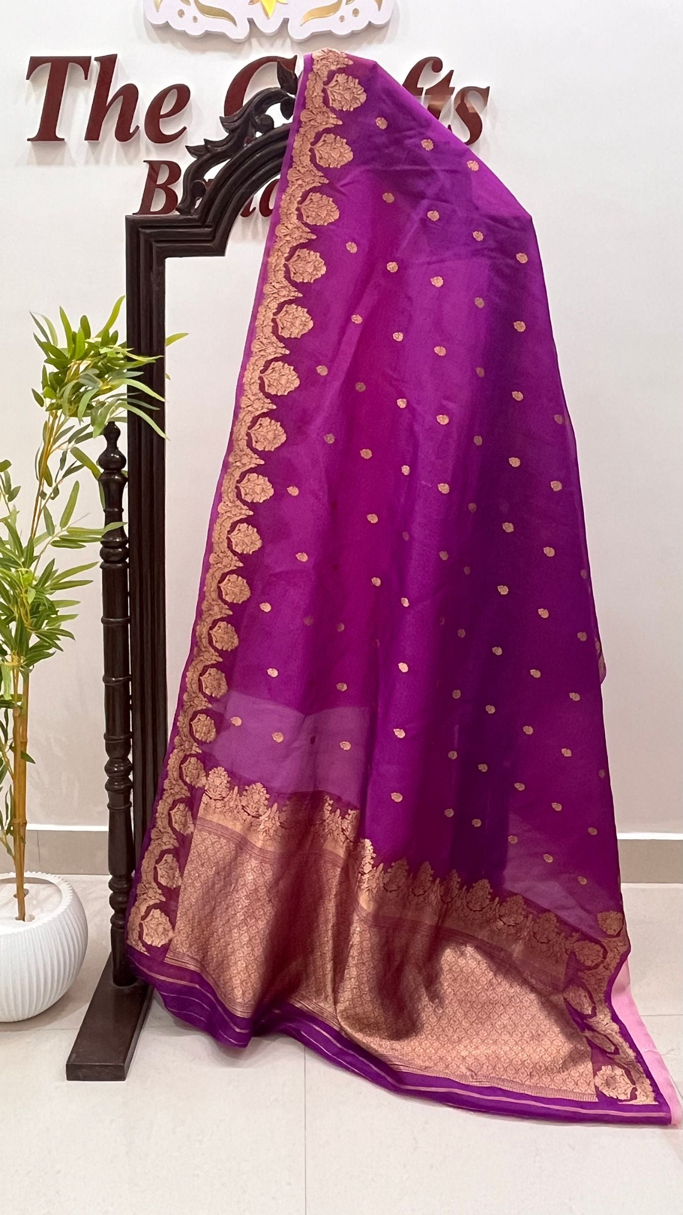 Pure Kora Silk Handloom Banarasi Saree - With Kadhua motifs
