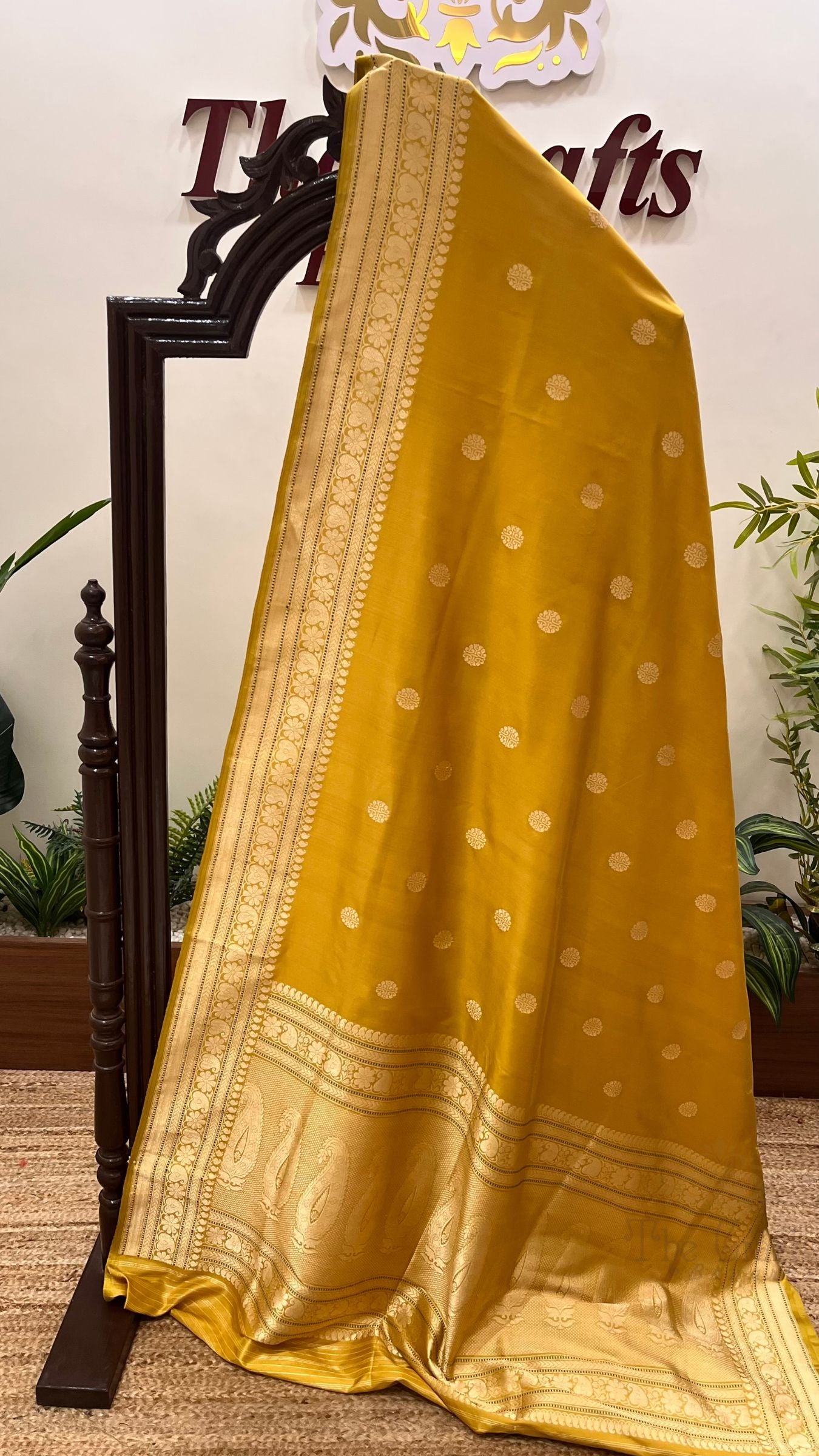 Pure Katan Silk Handloom Banarasi Saree - with kadhua motifs