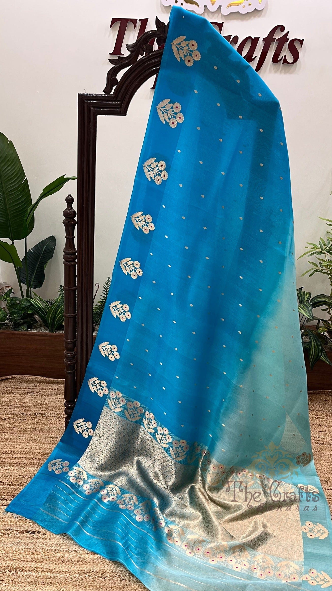 Pure Kora Silk Handloom Banarasi Saree - With Kadhua motifs
