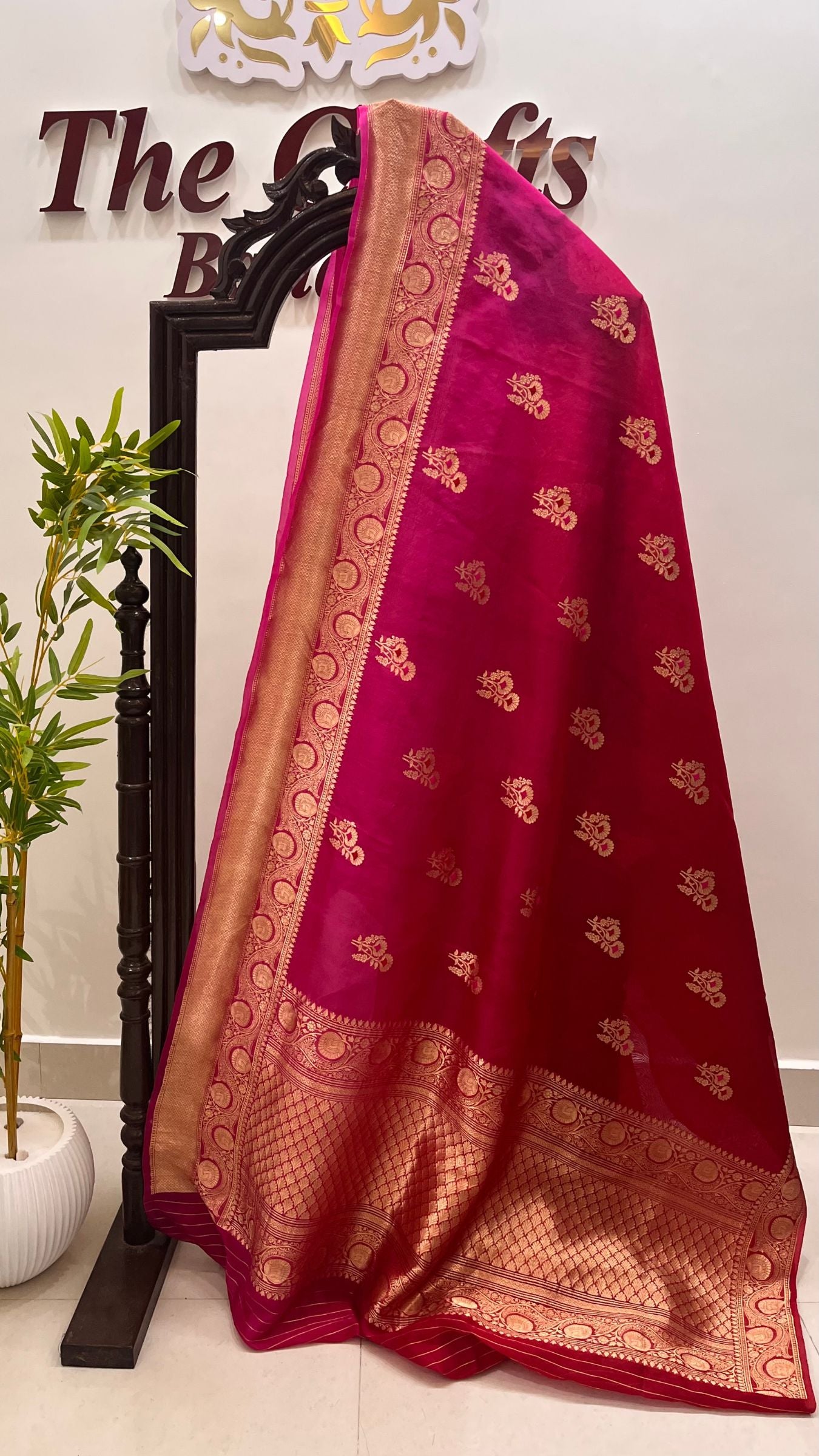 Pure Kora Silk Handloom Banarasi Saree - With Kadhua motifs