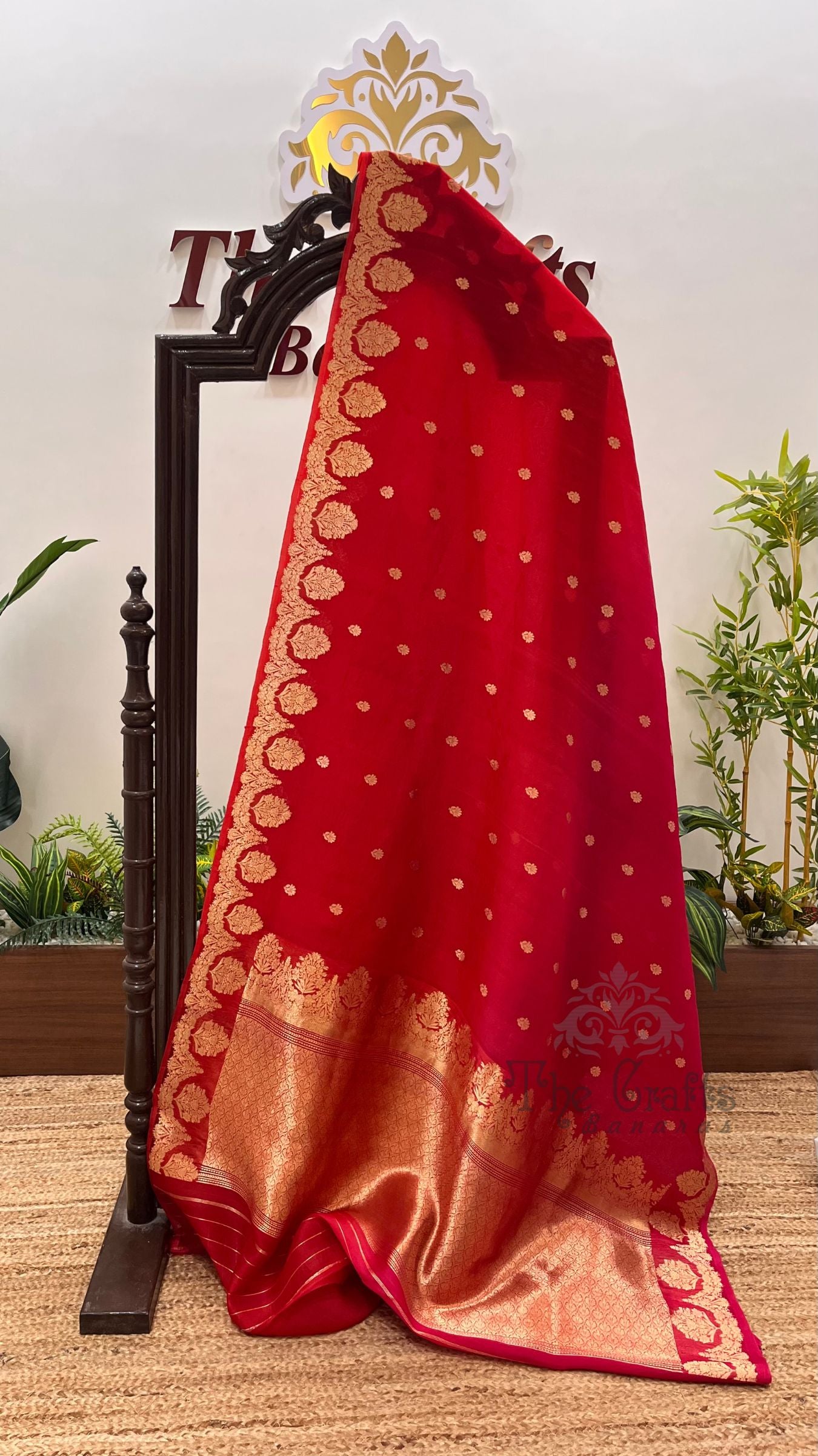 Pure Kora Silk Handloom Banarasi Saree - With Kadhua motifs
