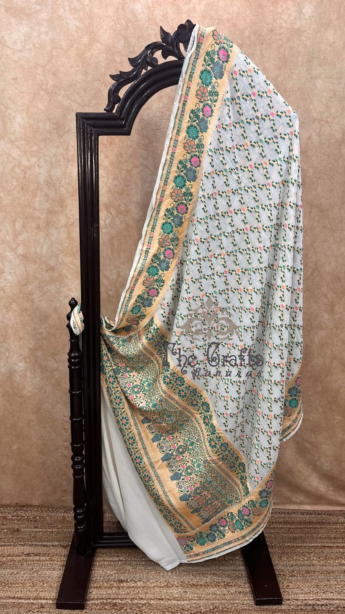 Pure Georgette Handloom Banarasi Saree - Gold zari with meenakari