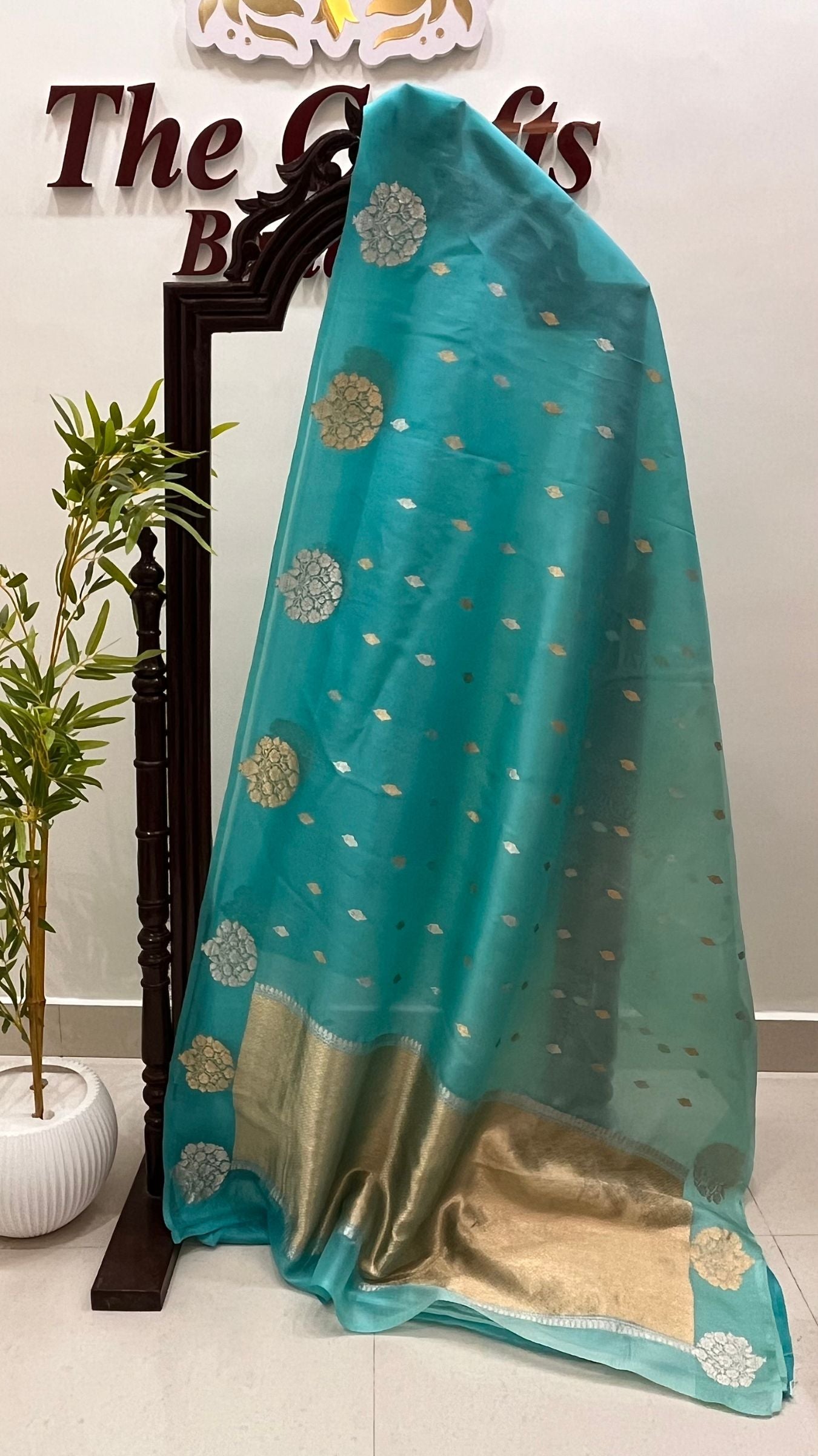 Pure Kora Silk Handloom Banarasi Saree - With Kadhua motifs