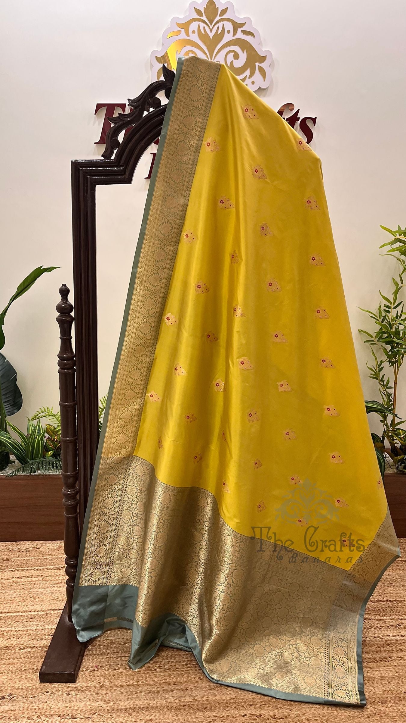 Pure Katan Silk Handloom Banarasi Saree - with kadhua motifs