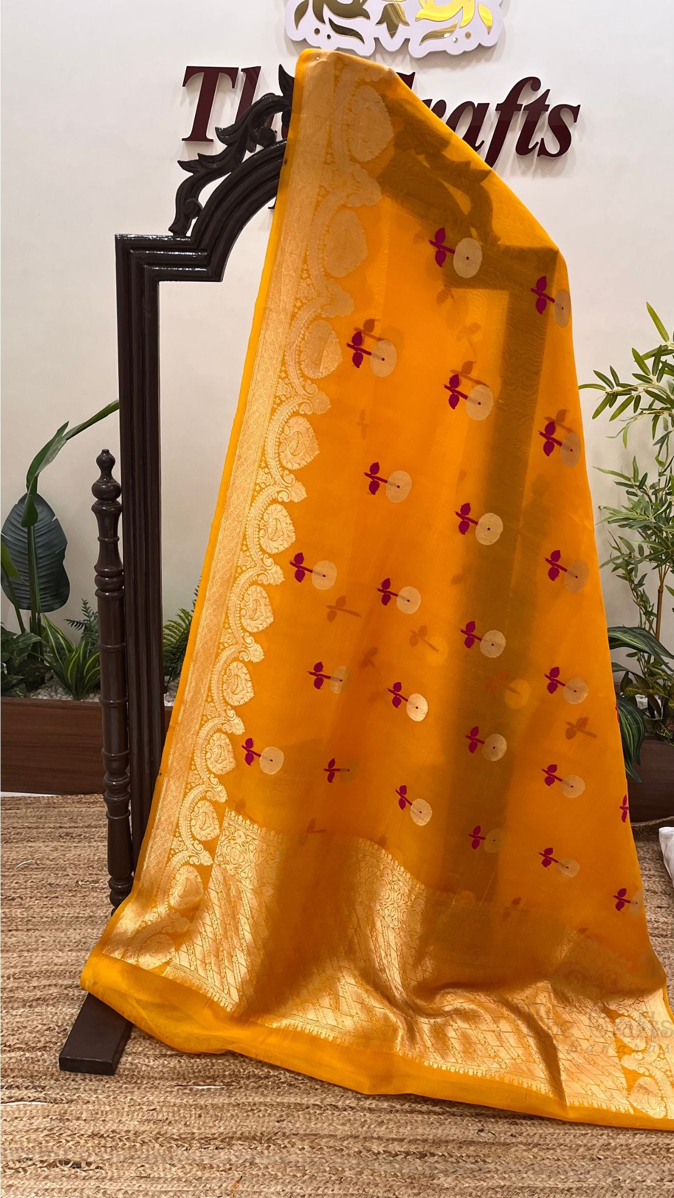 Pure Kora Silk Handloom Banarasi Saree - With Kadhua motifs