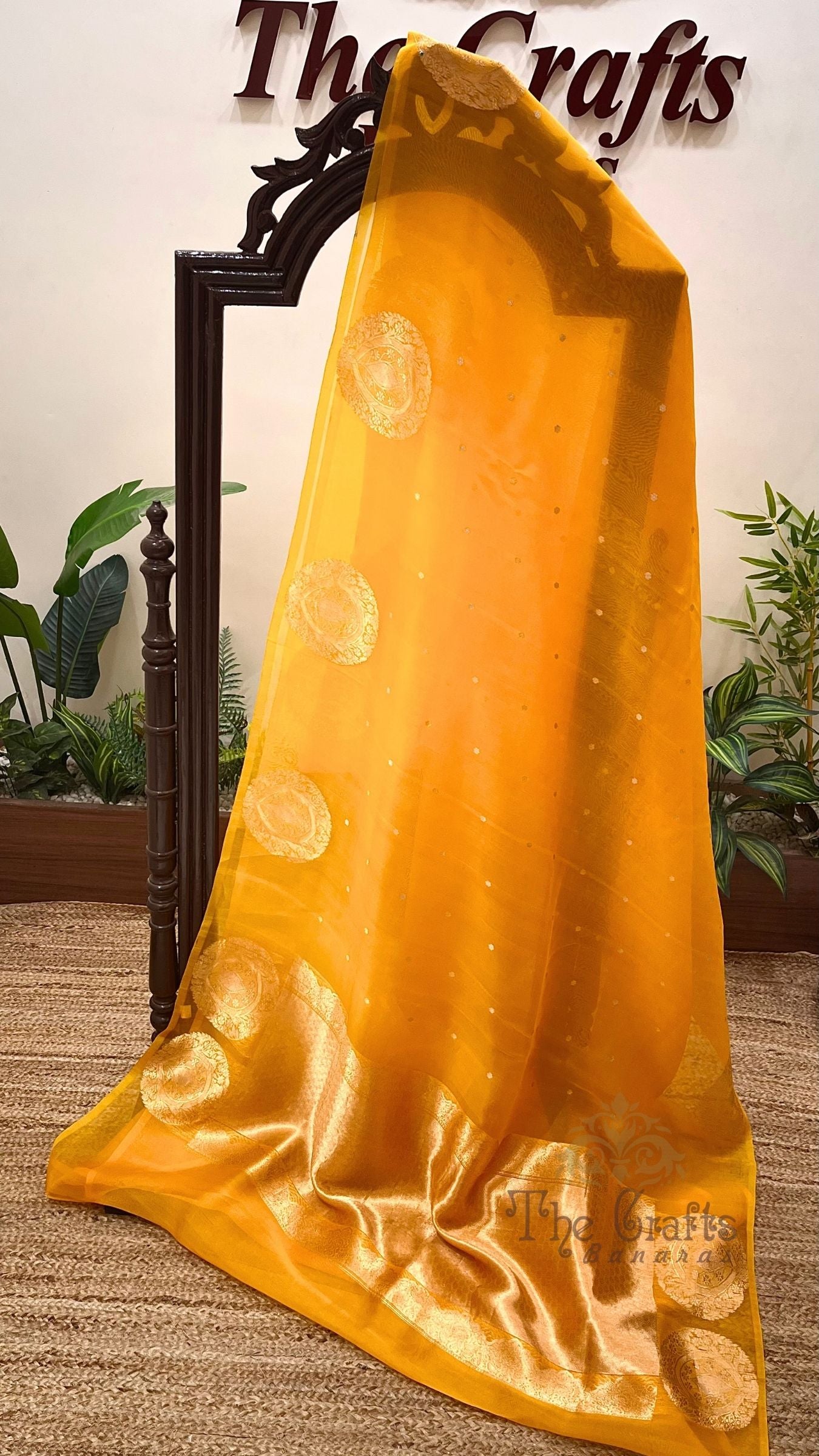 Pure Kora Silk Handloom Banarasi Saree - With Kadhua motifs