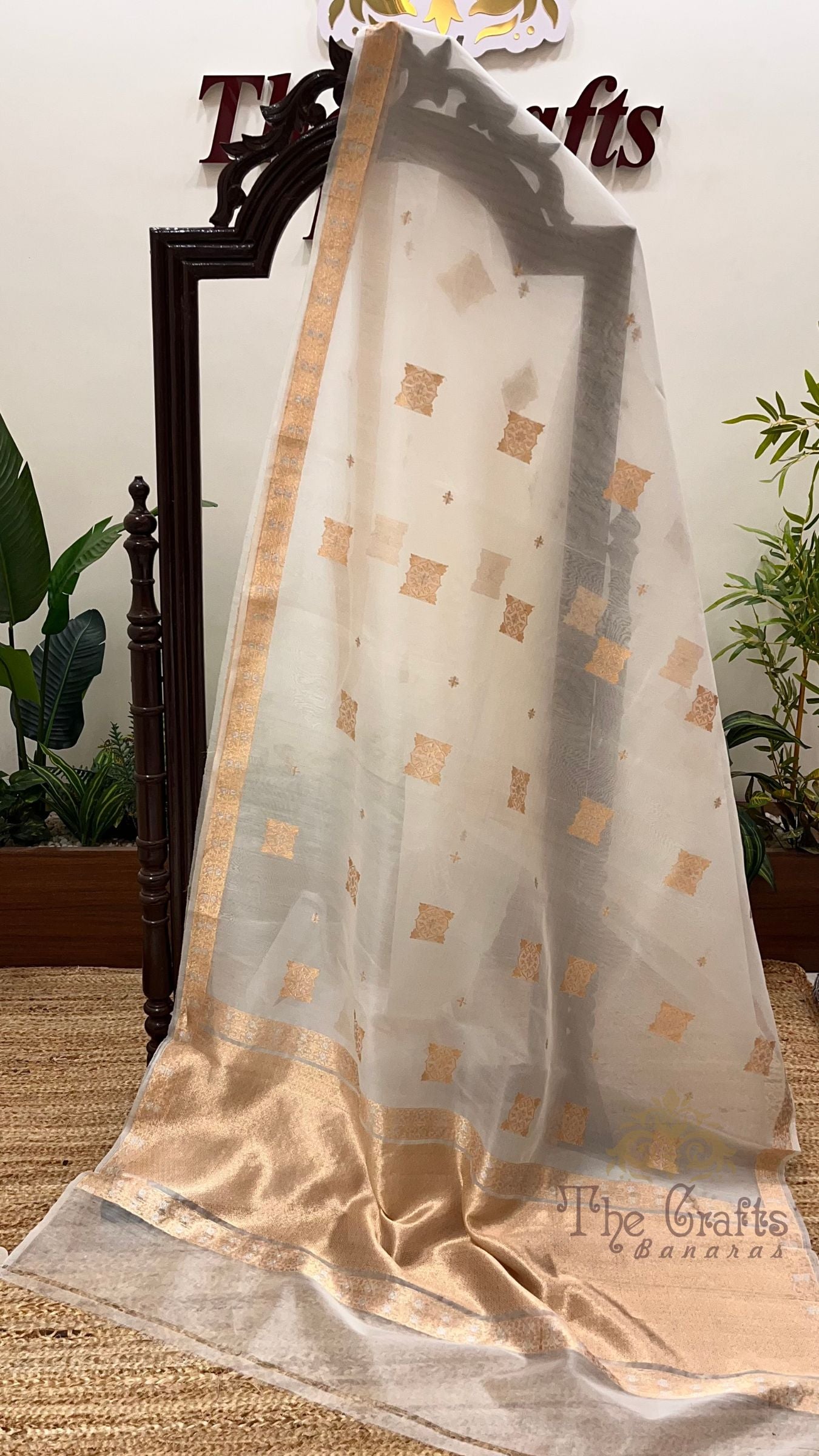 Pure Kora Silk Handloom Banarasi Saree - With Kadhua motifs