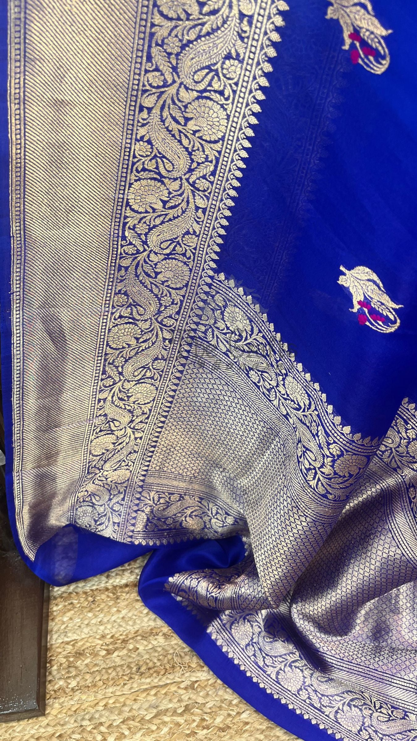 Pure Kora Silk Handloom Banarasi Saree - With Kadhua motifs