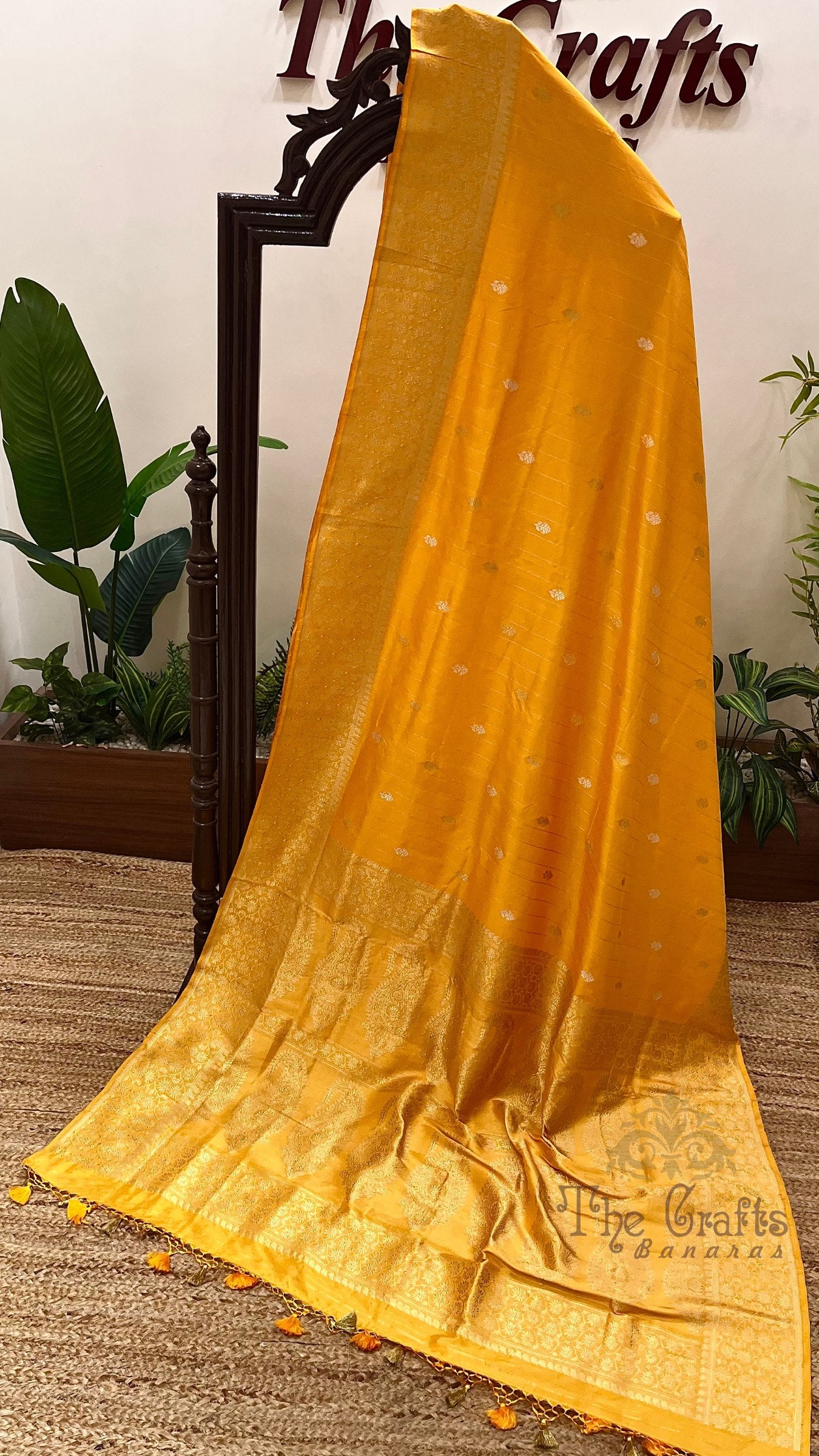 Pure Katan Silk Handloom Banarasi Saree - with kadhua sona rupa motifs